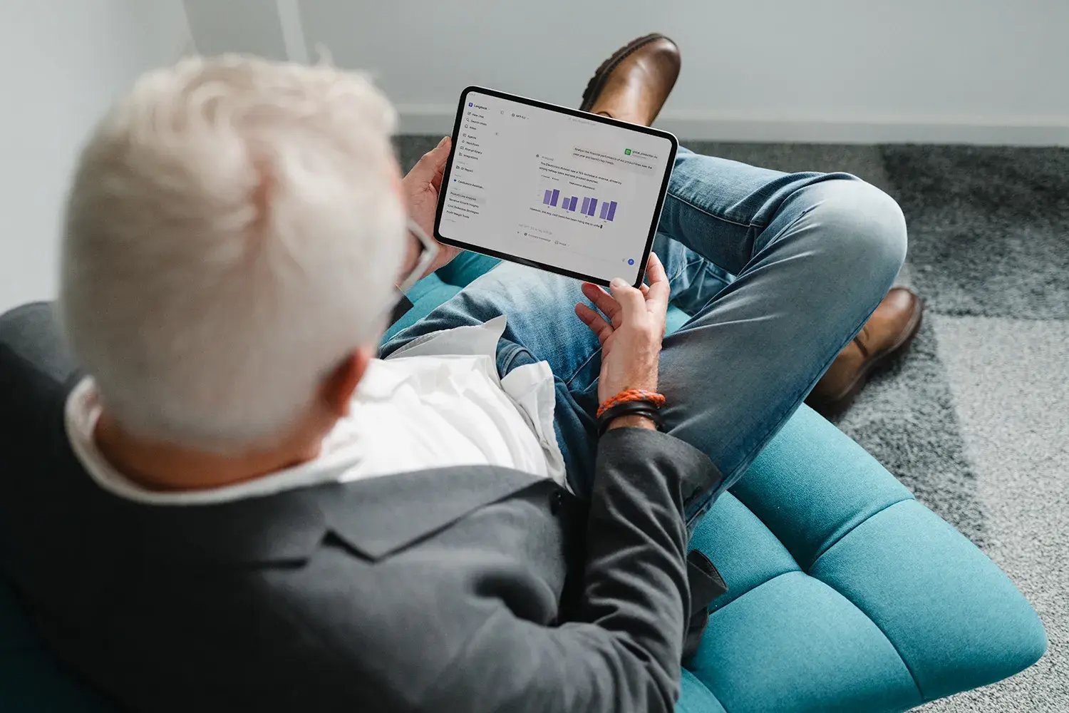 Ein Mittelstand-Geschäftsführer nutzt ein KI-System auf einem Tablet