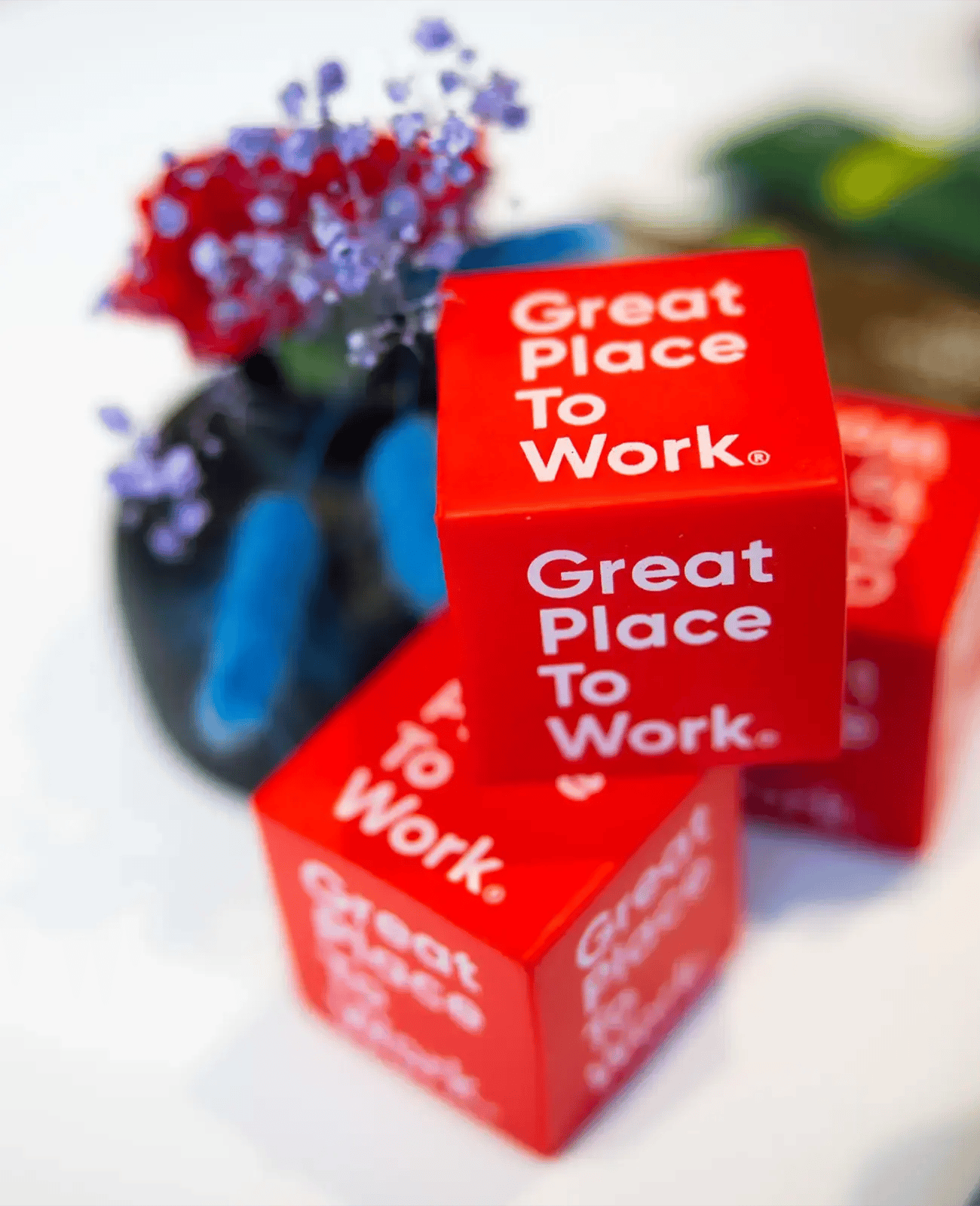 Drei rote Würfel mit dem Aufdruck Great Place to Work