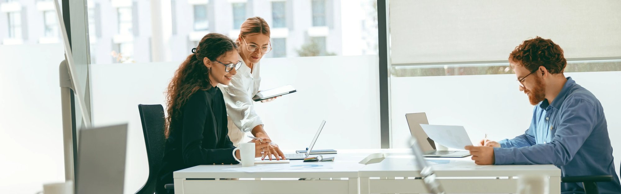 Ein Team arbeitet effizient nach erfolgter E-Mail-Archivierung