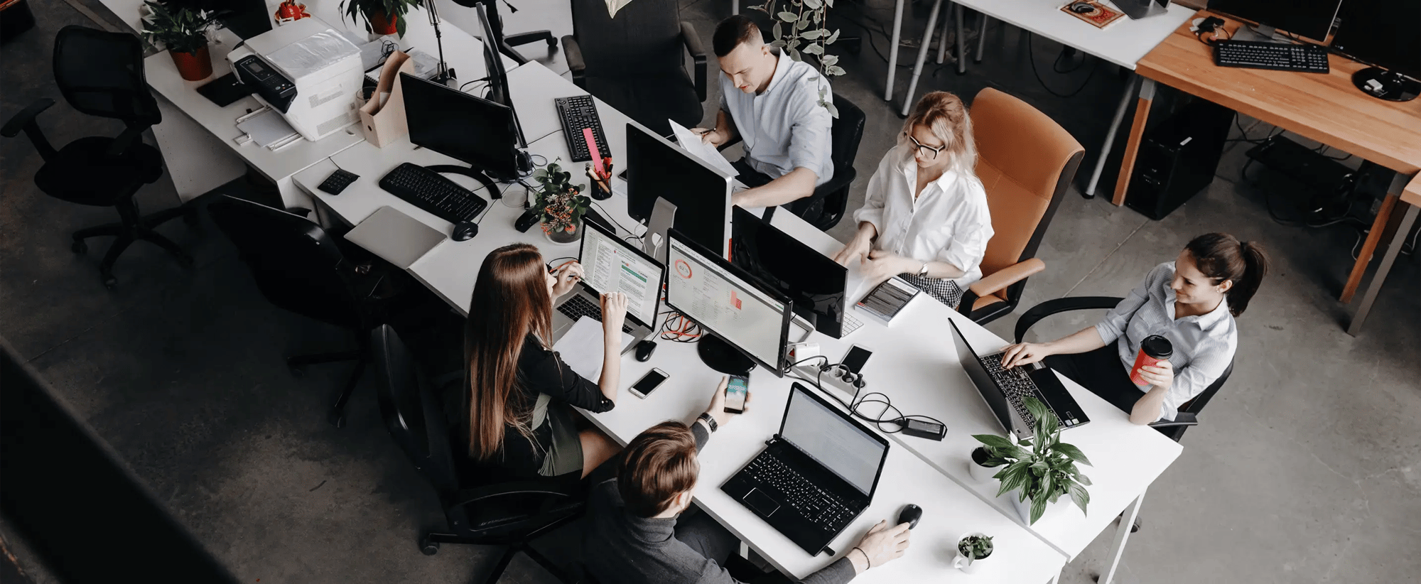 Eine Gruppe von Mitarbeitenden in einem Digital Workplace, ein Managed Service