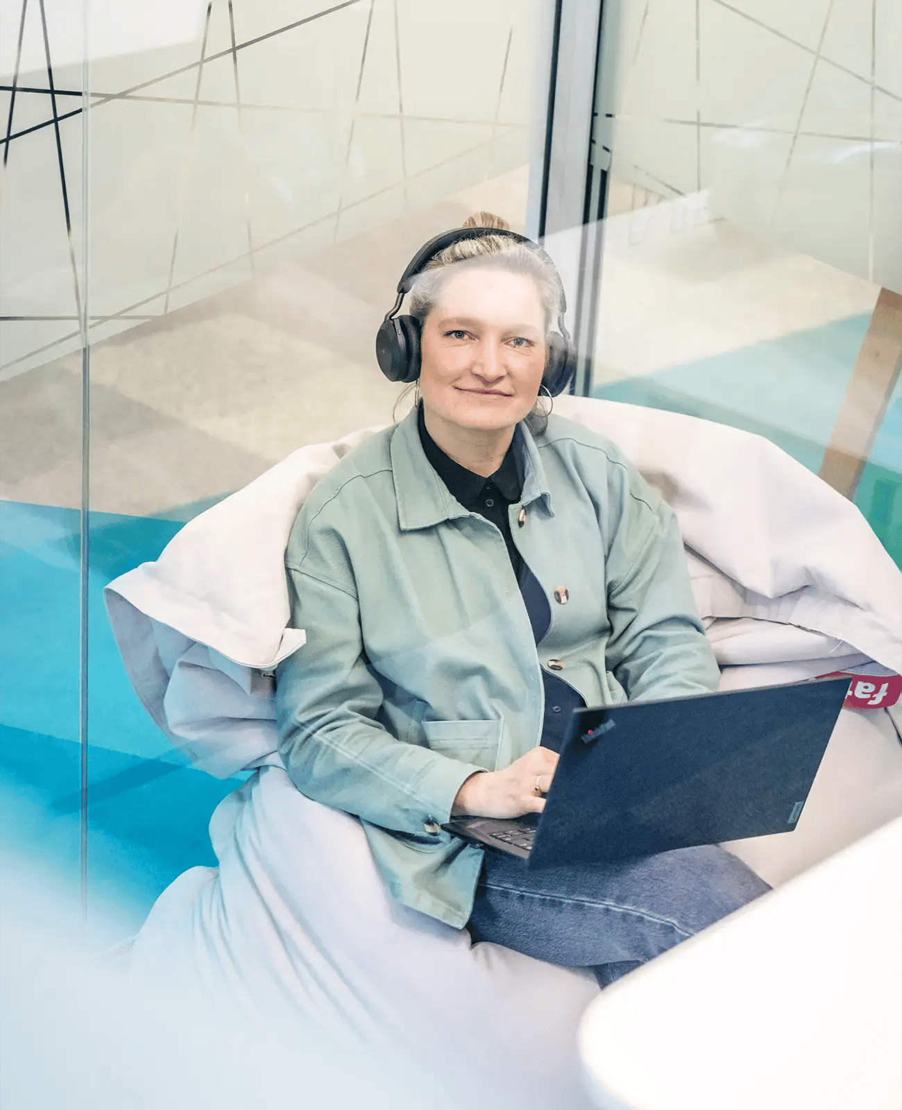 Eine Frau sitzt mit einem Laptop im Sitzsack