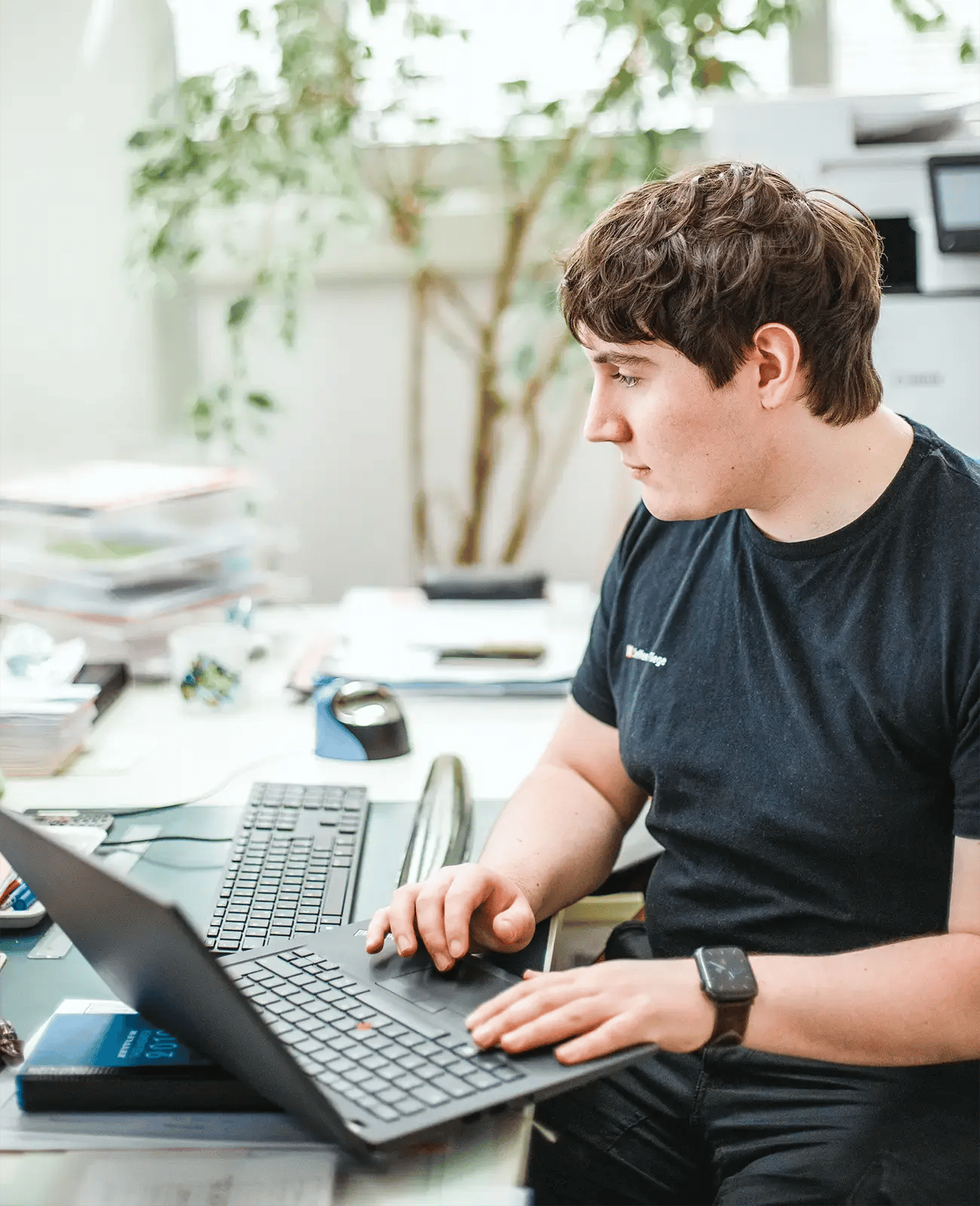 IT-Techniker prüft die Wiederherstellbarkeit von Backups