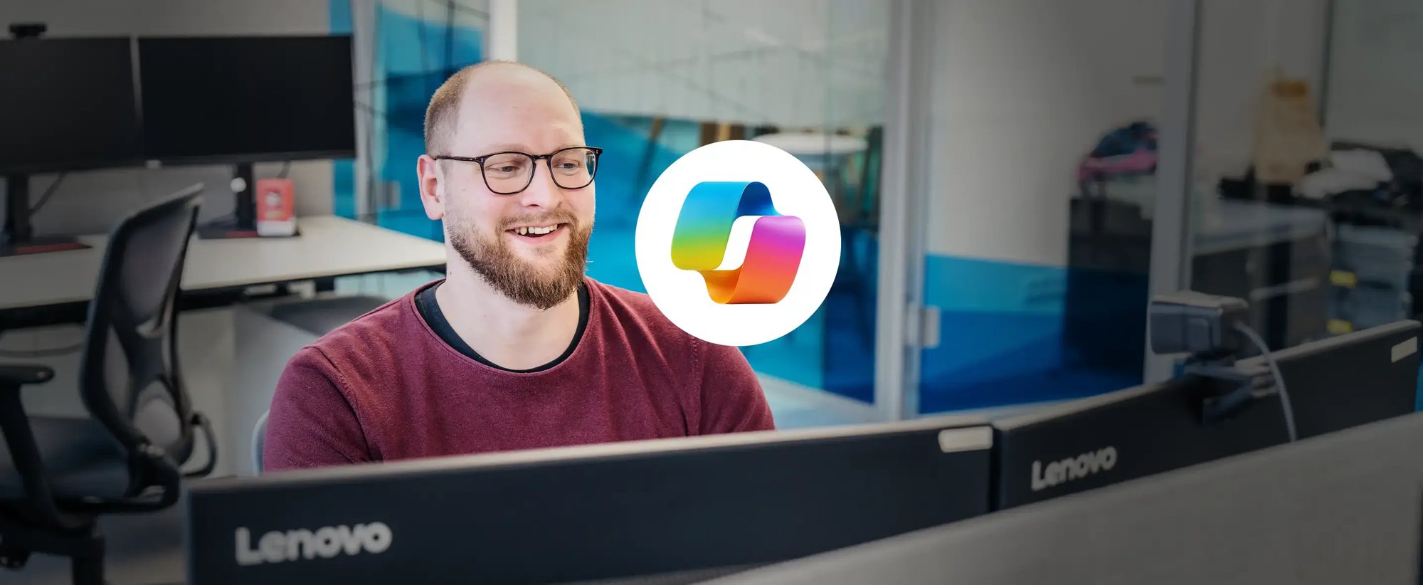 Ein Nutzer des Copilot von Microsoft sitzt vor zwei Monitoren