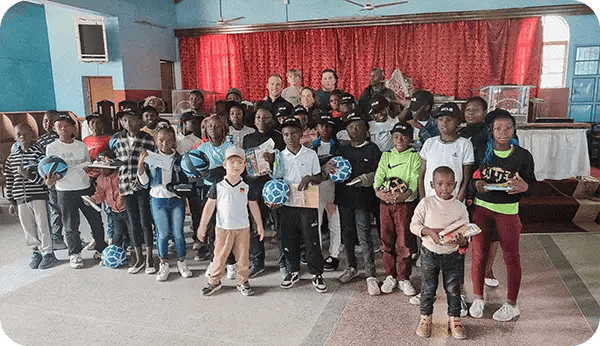 Ein Gruppenfoto diverser Menschen in Uganda