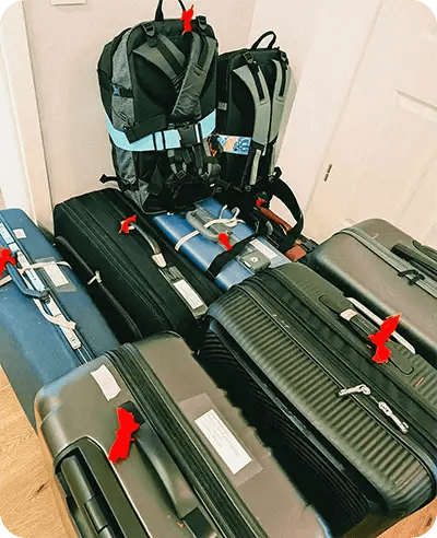 Viele Koffer und zwei Rucksäcke stehen in einer Ecke