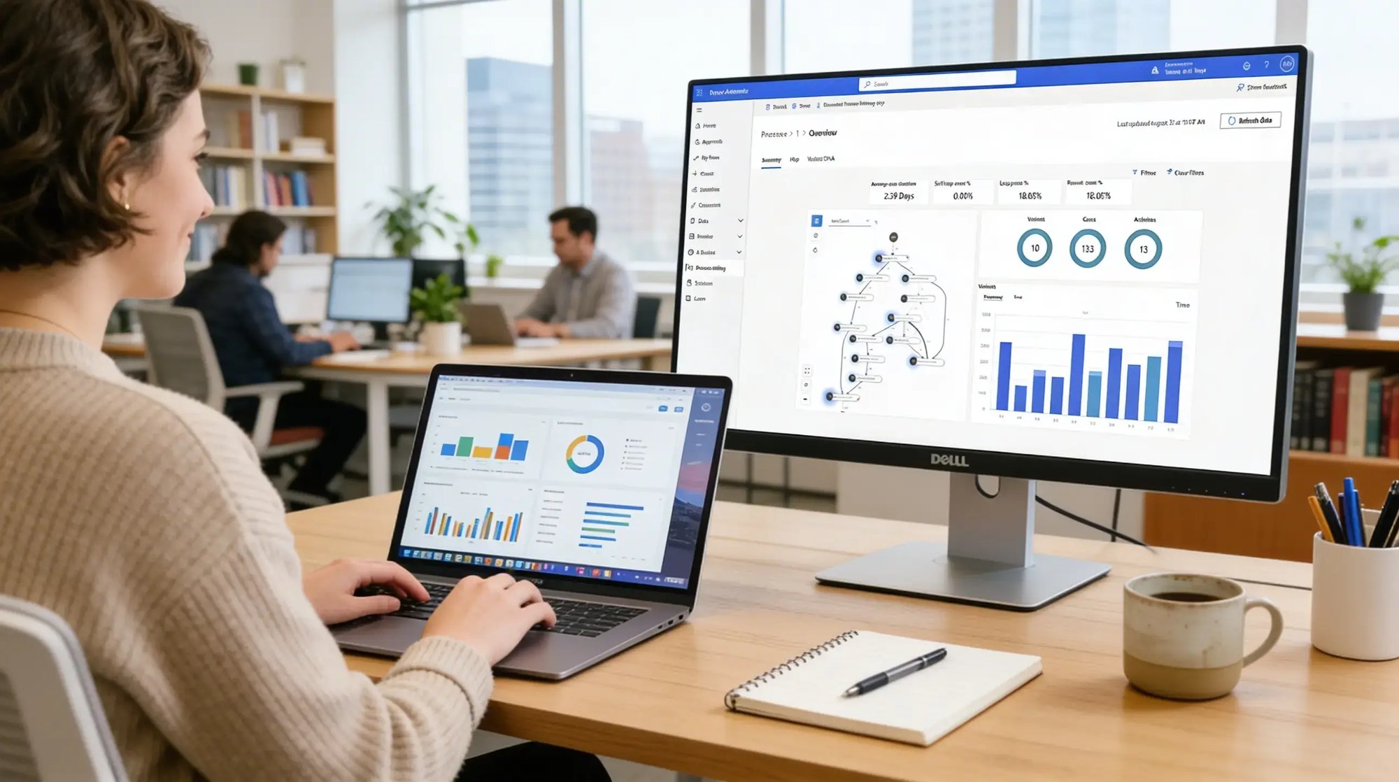 Eine Frau sitzt an einem Rechner und entwickelt im No-Code-Verfahren eine Web-App