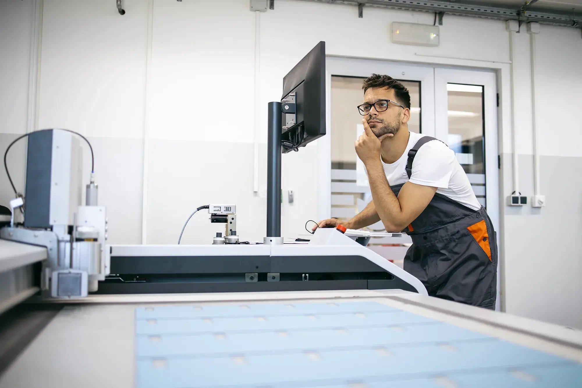 Ein Feinmechaniker wertet mittels Edge Computing Daten direkt an der Maschine aus