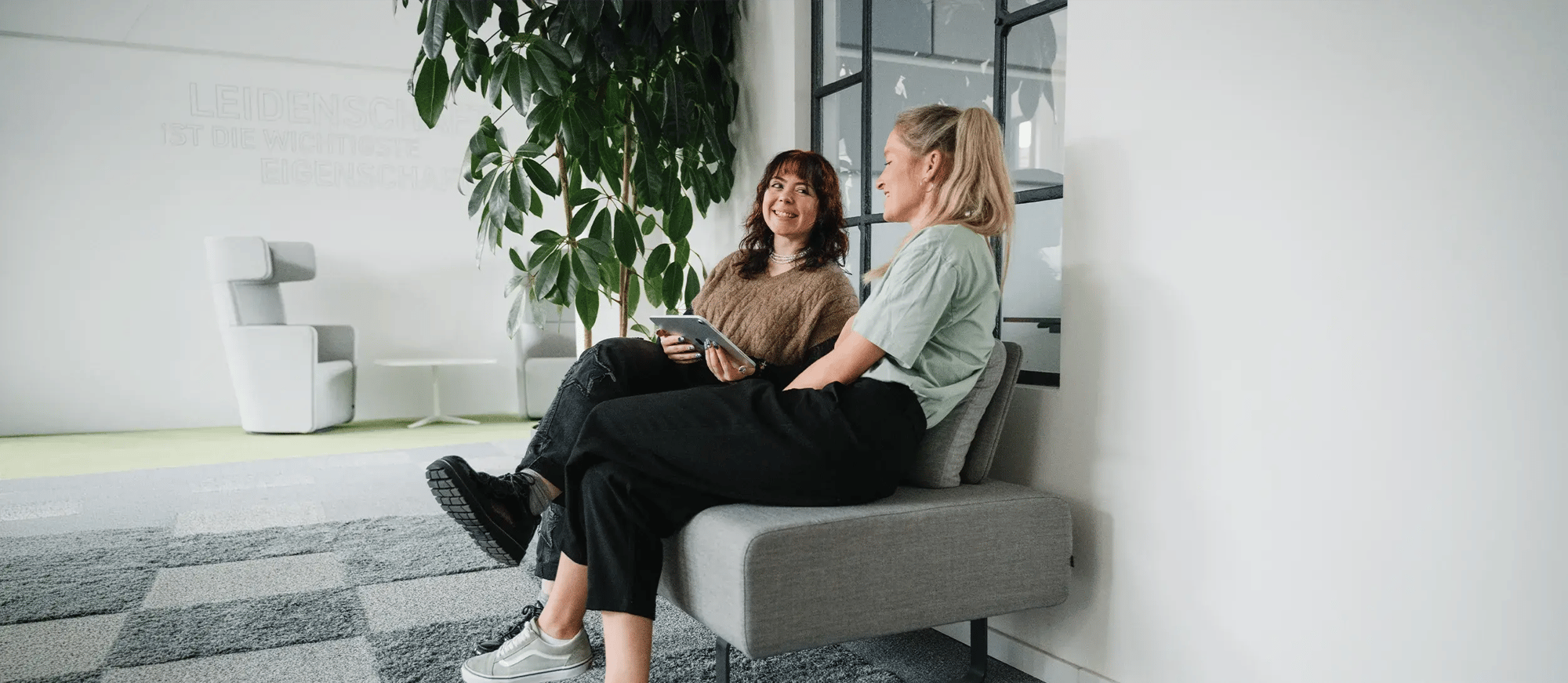 Zwei BUCS IT Mitarbeiterinnen