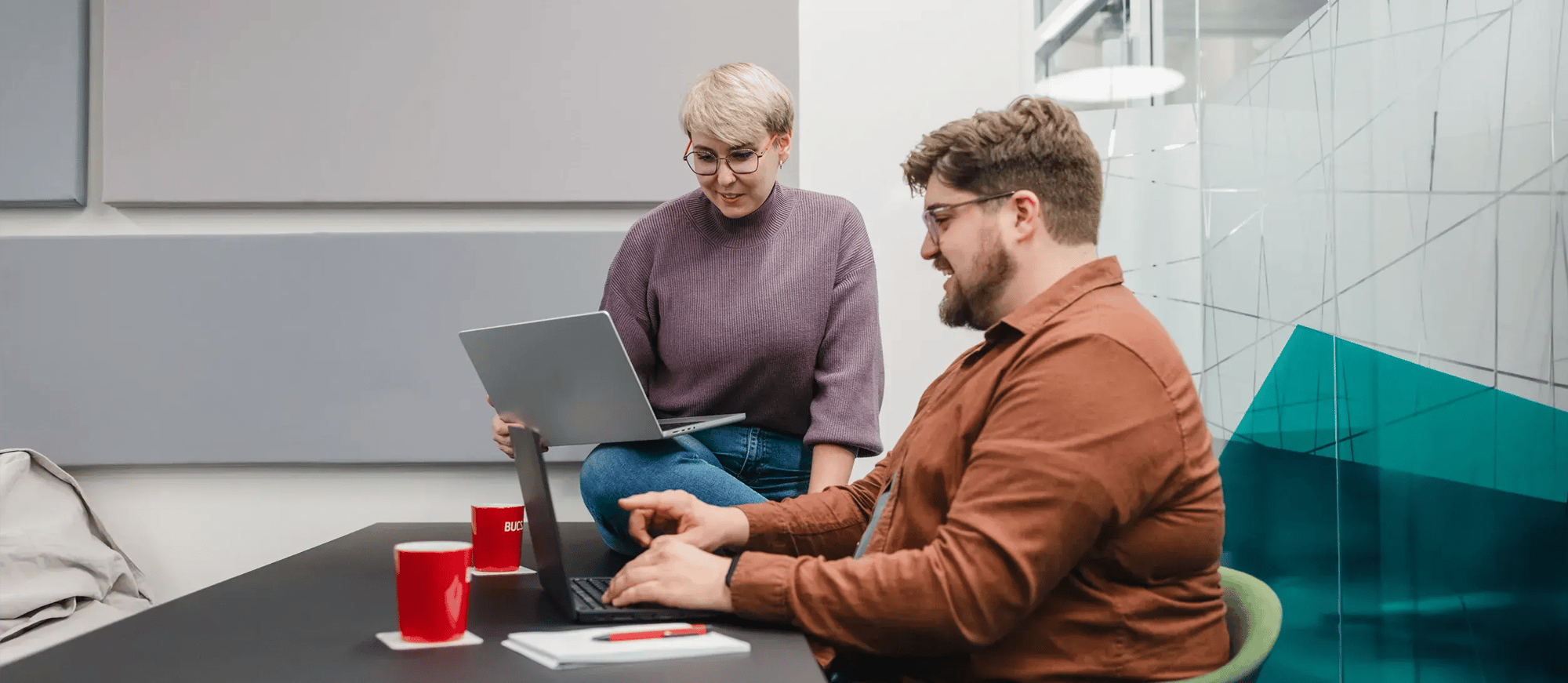 Ein Mann und eine Frau arbeiten gemeinsam am gleichen Projekt