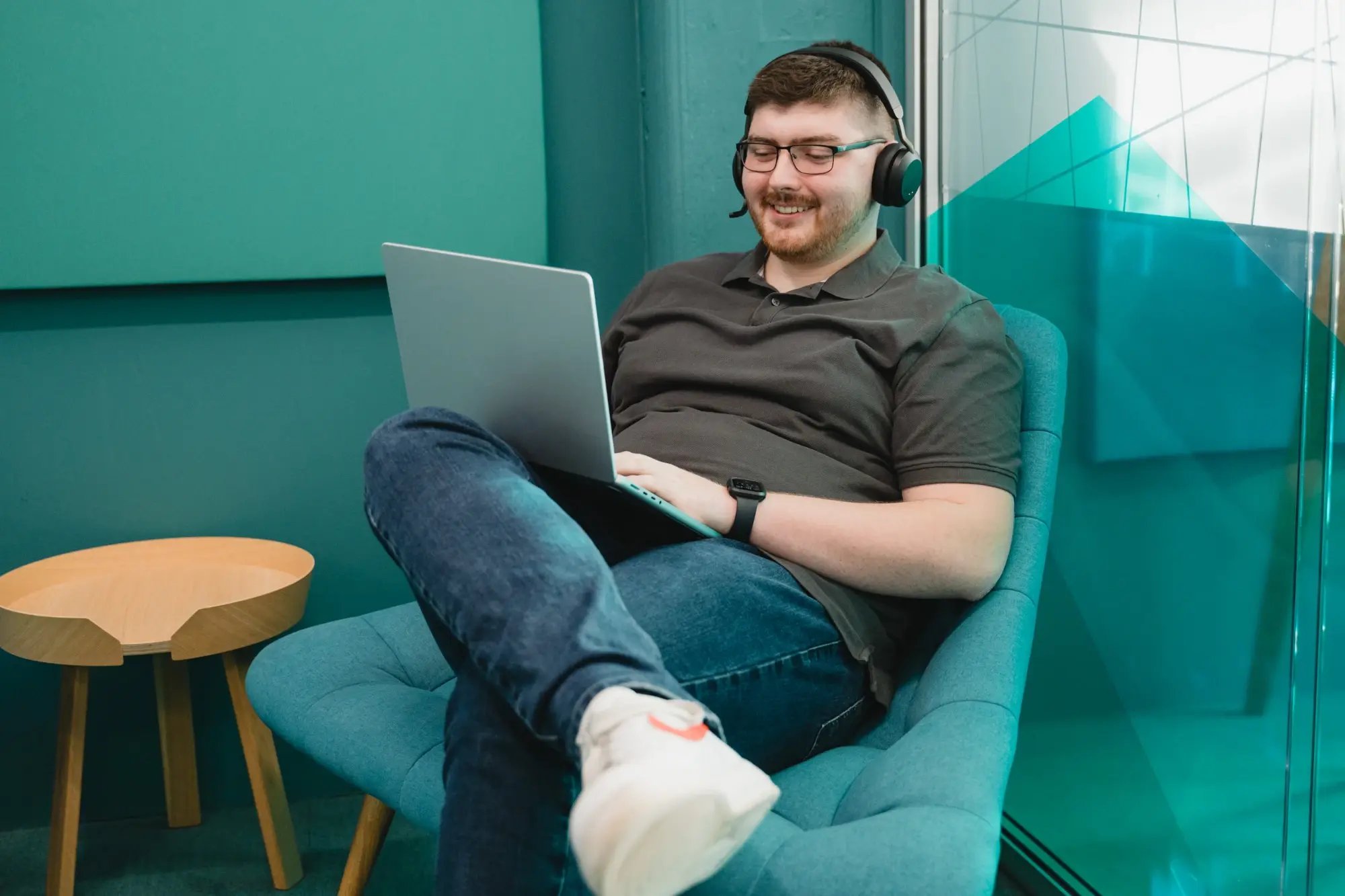 Ein IT-Experte telefoniert via Headset