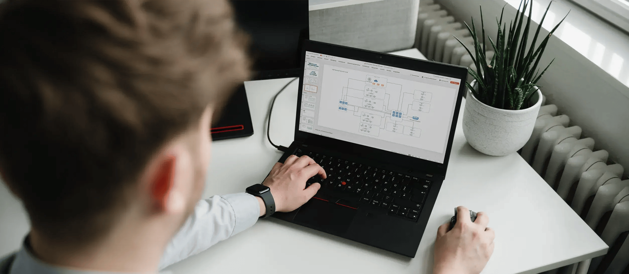 Ein IT-Profi stellt einen Netzwerkplan zusammen