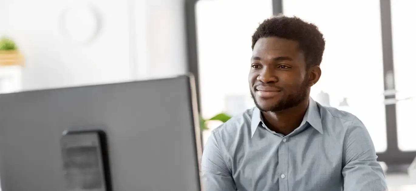 Ein Mann betrachtet einen Monitor