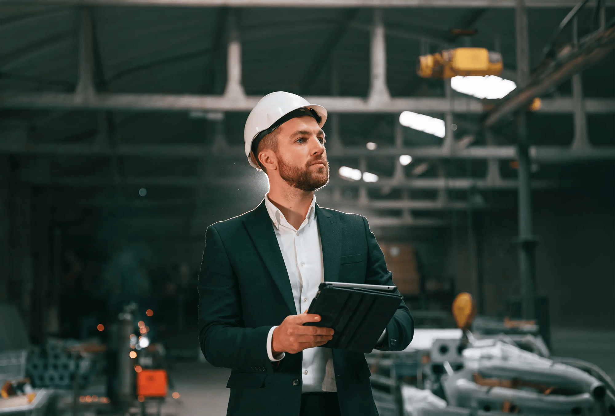 Ein Mann mit Helm steht in einer Halle