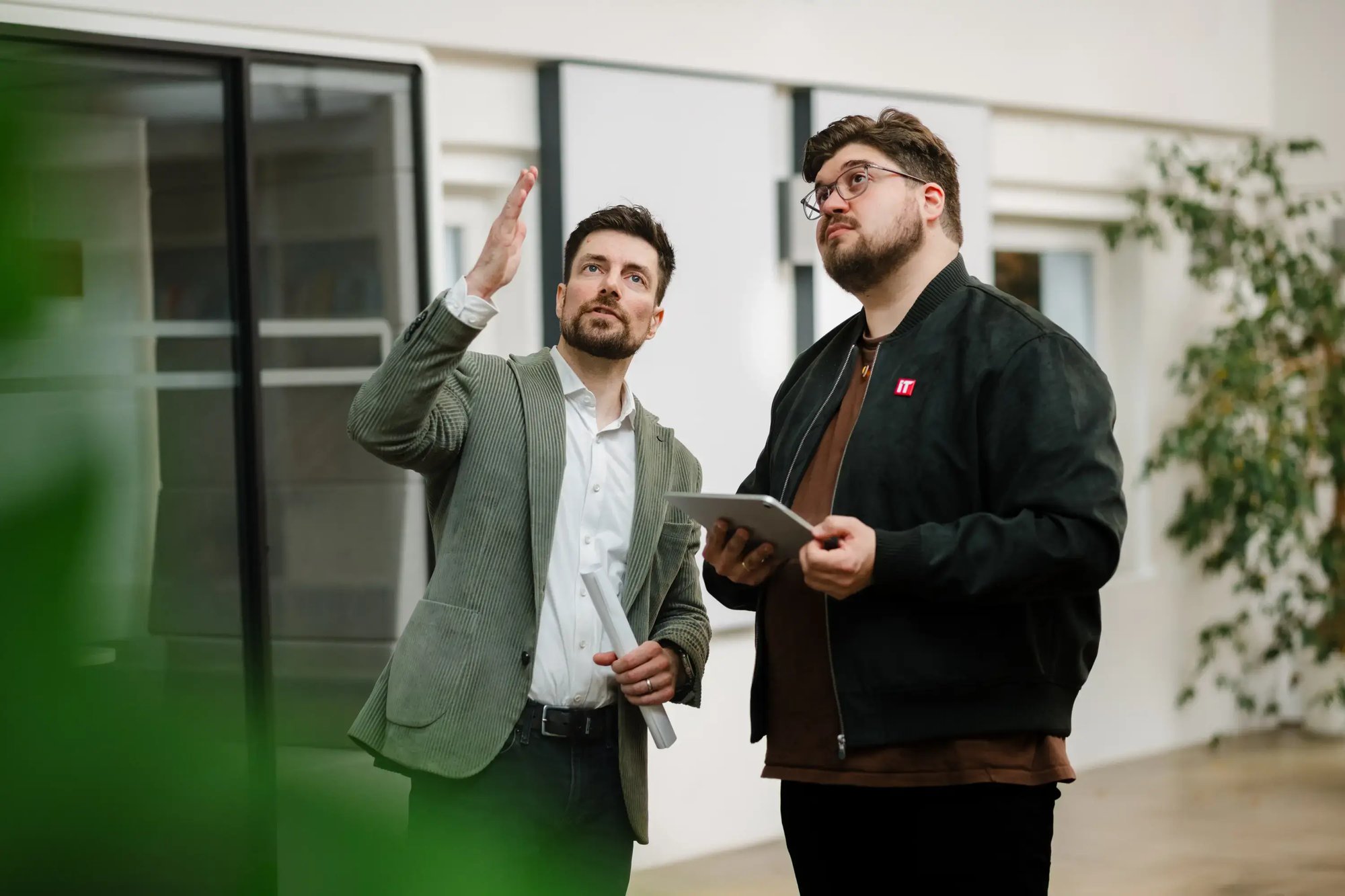 Ein Kunde bespricht sich mit einem IT-Profi