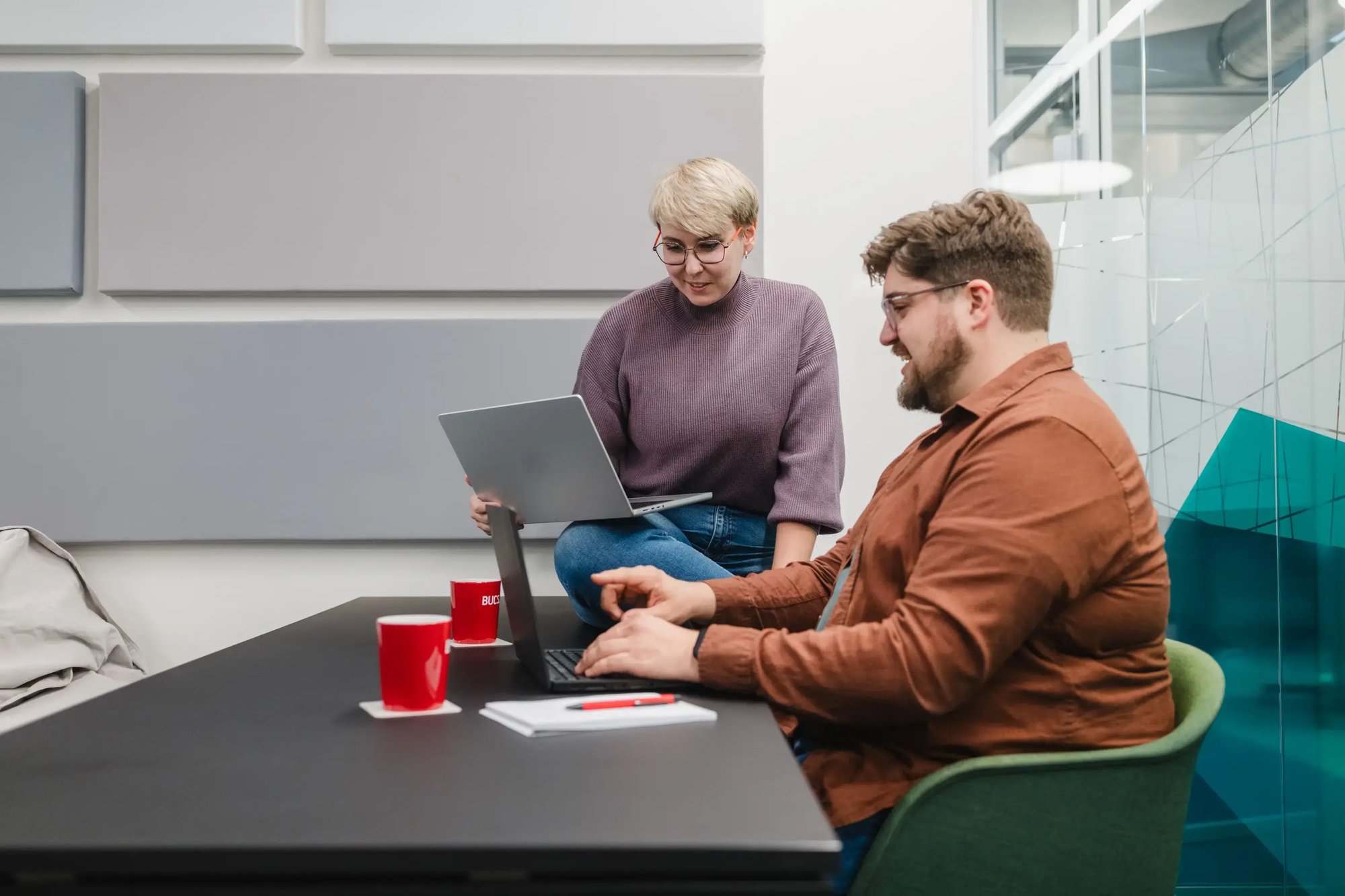 Zwei IT-Profis während eines Meetings