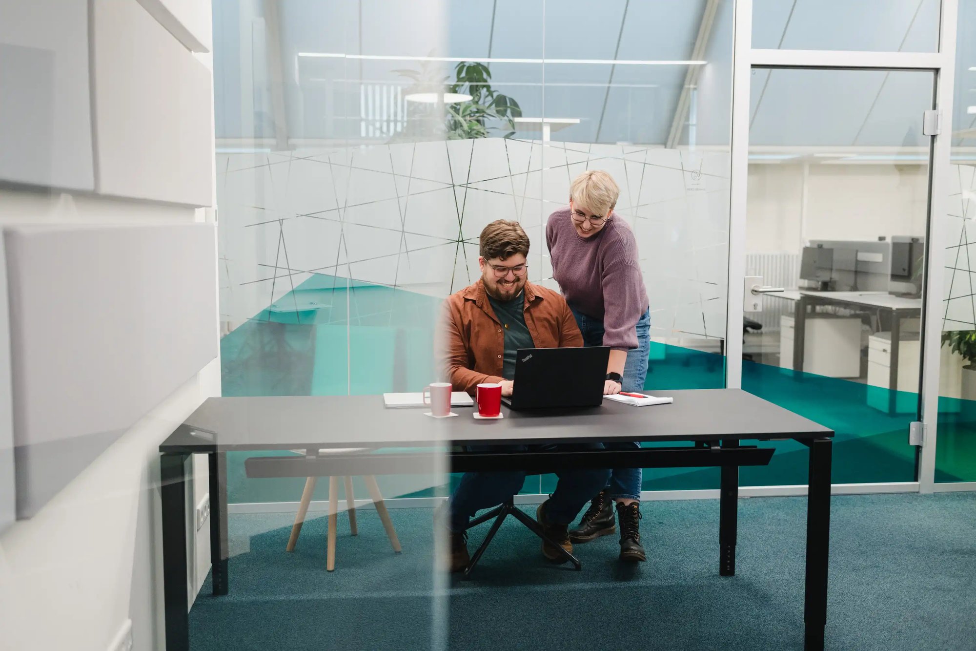 Ein IT-Team berät sich an einem Laptop