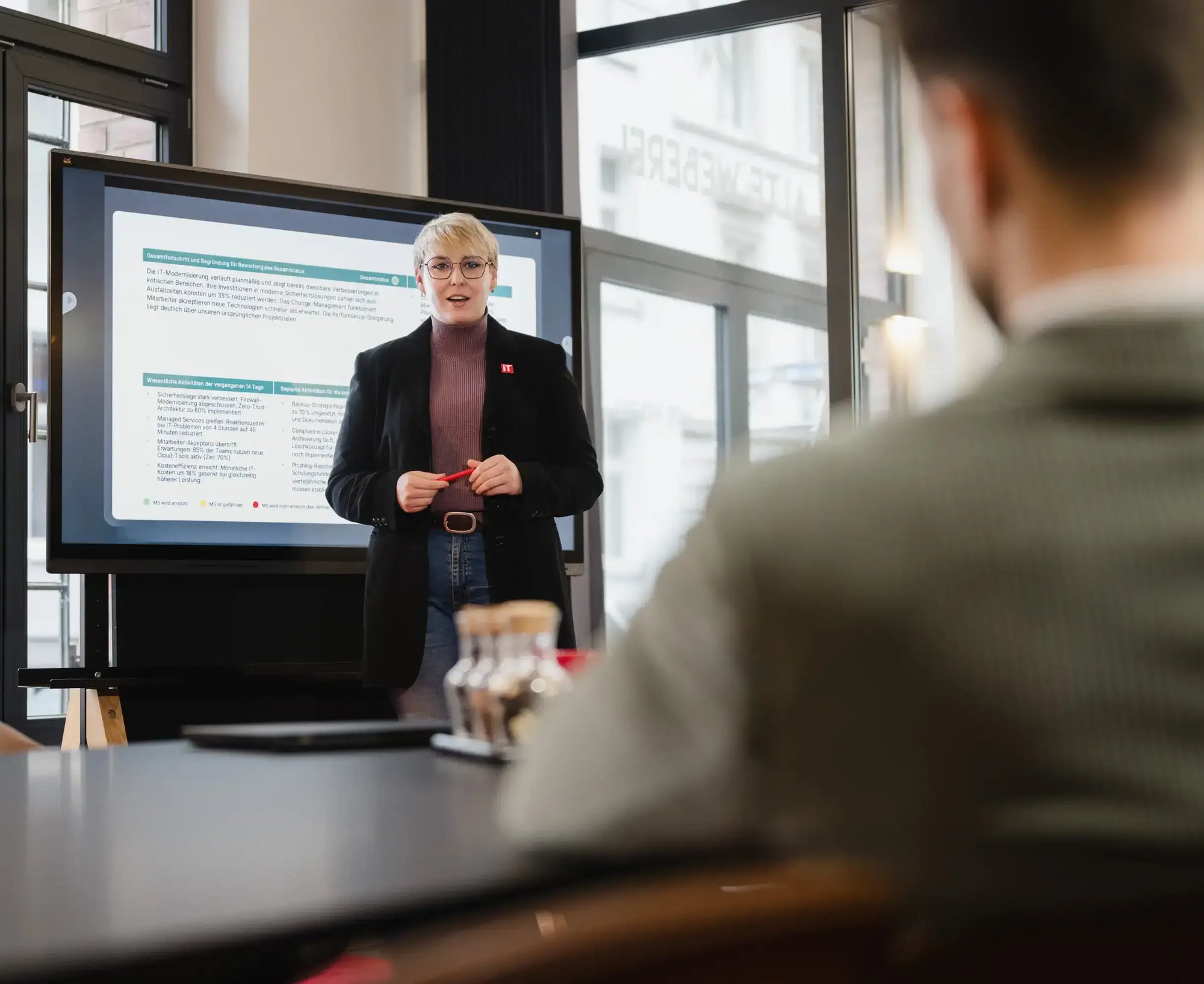Eine IT-Beraterin hält eine Präsentation für einen Kunden