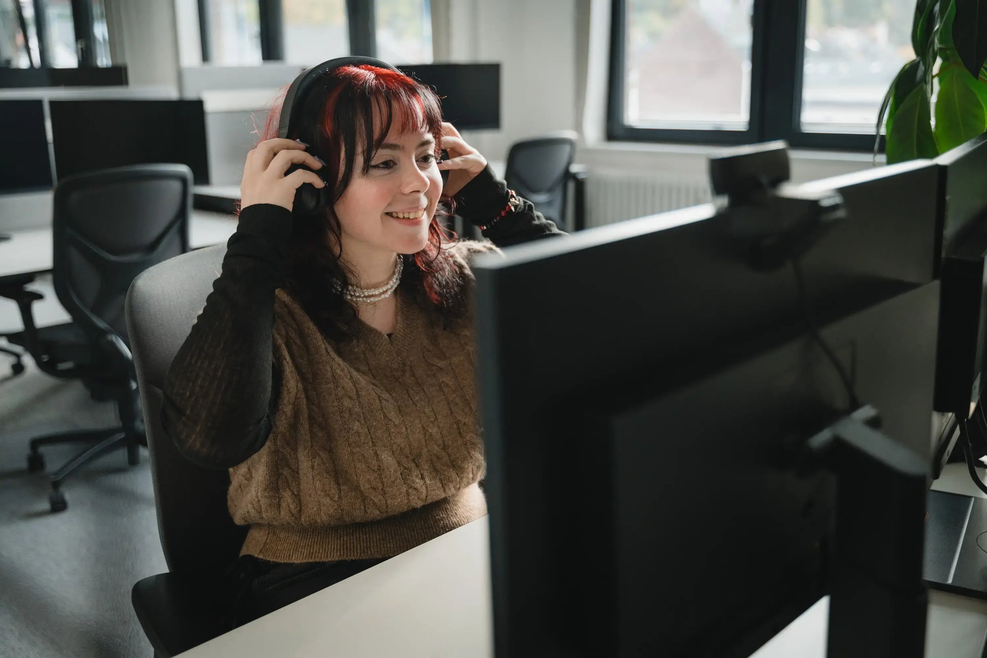 Eine junge Frau setzt sich ihr Headset auf