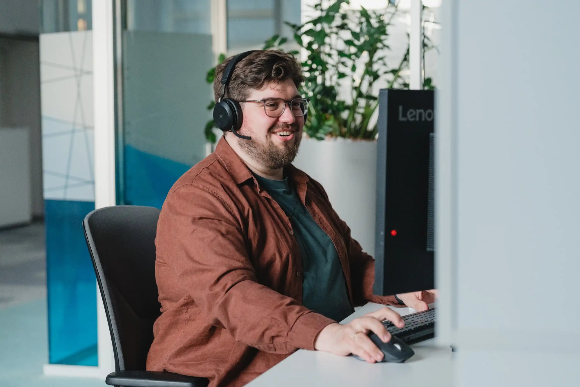 Ein IT-Techniker hilft per Cloud-Telefonie einem Kunden