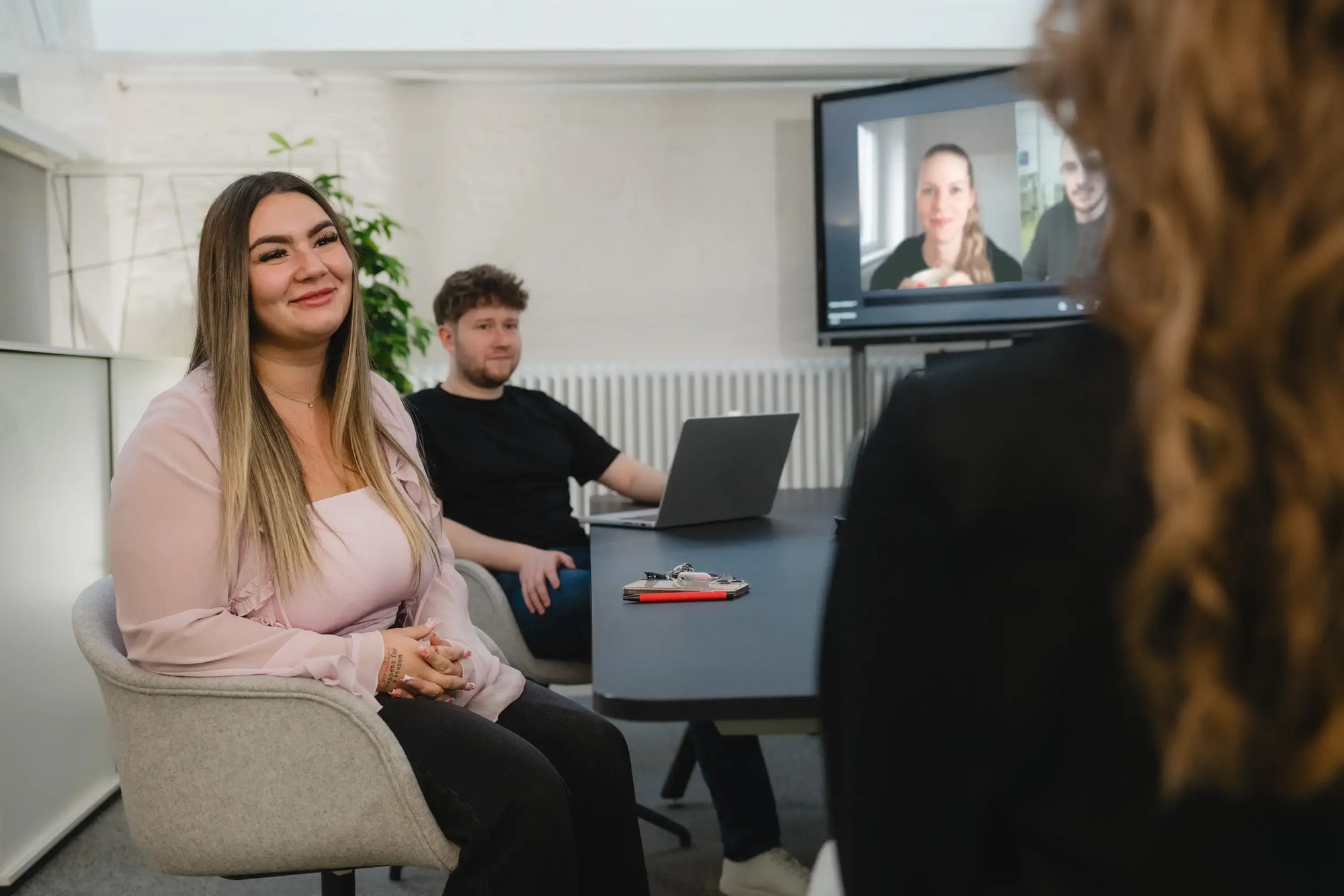Ein Team nutzt die Vorzüge einer hybriden Besprechung