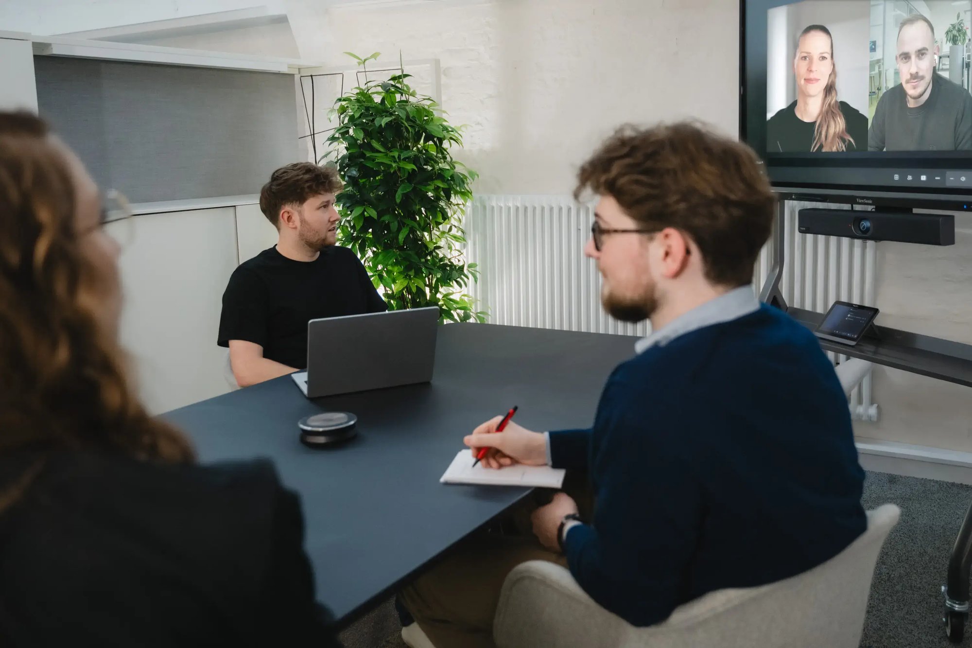 Hybrid Meeting Services ermöglichen den Austausch über verschiedene Orte hinweg