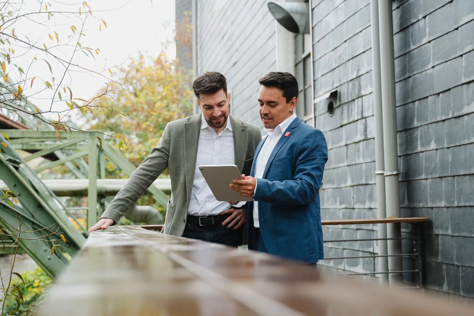 Ein IT-Berater bespricht seinen Plan mit einem Investor