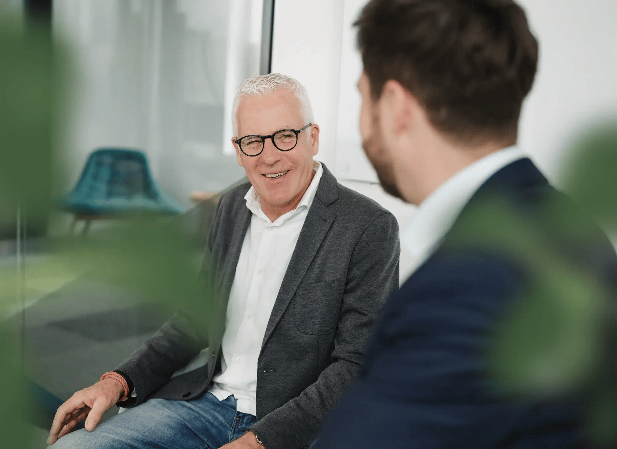 Gespräch in modernem Büro über Full Managed Service