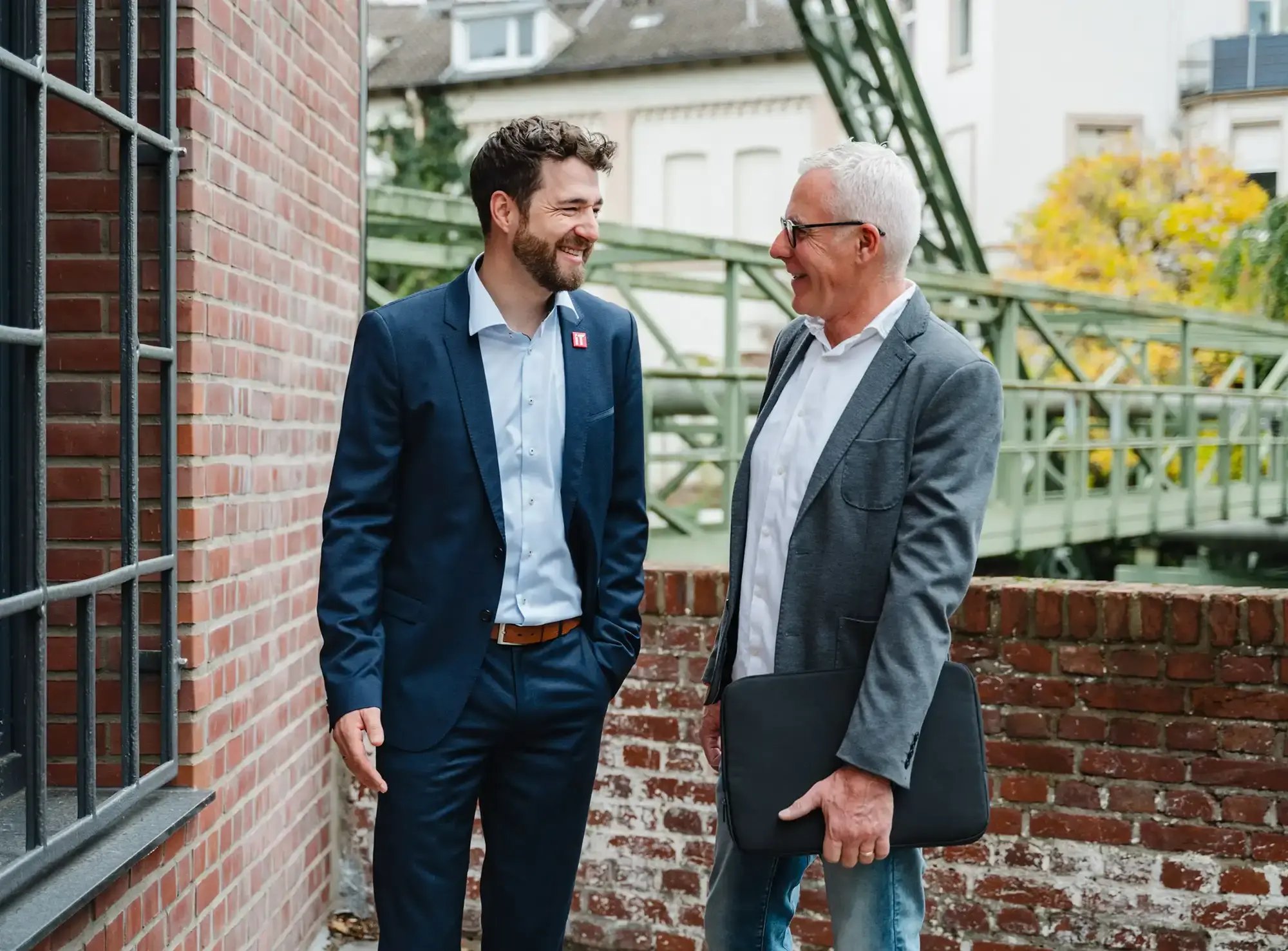 Ein IT-Experte unterhält sich fröhlich mit einem Kunden