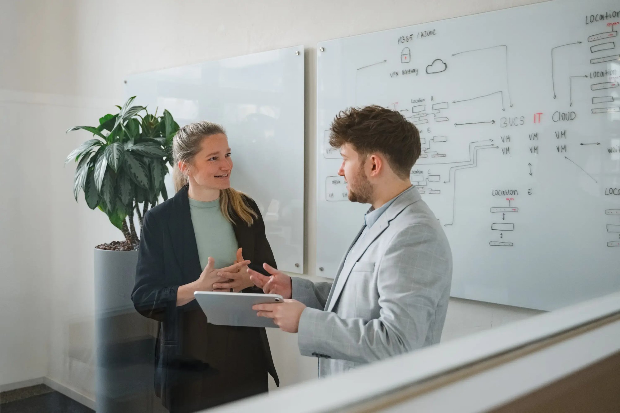 Zwei IT-Profis beraten sich