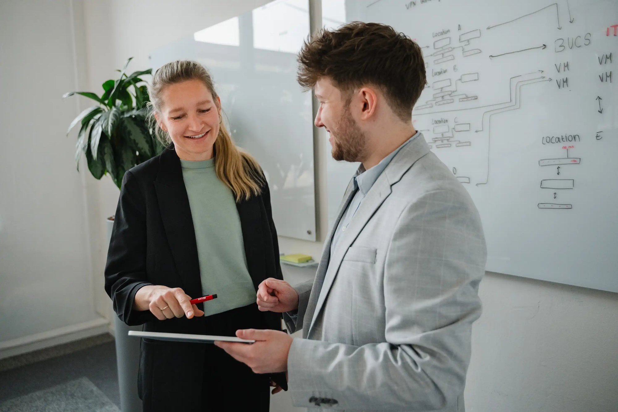 Zwei IT-Profis planen eine moderne IT-Infrastruktur