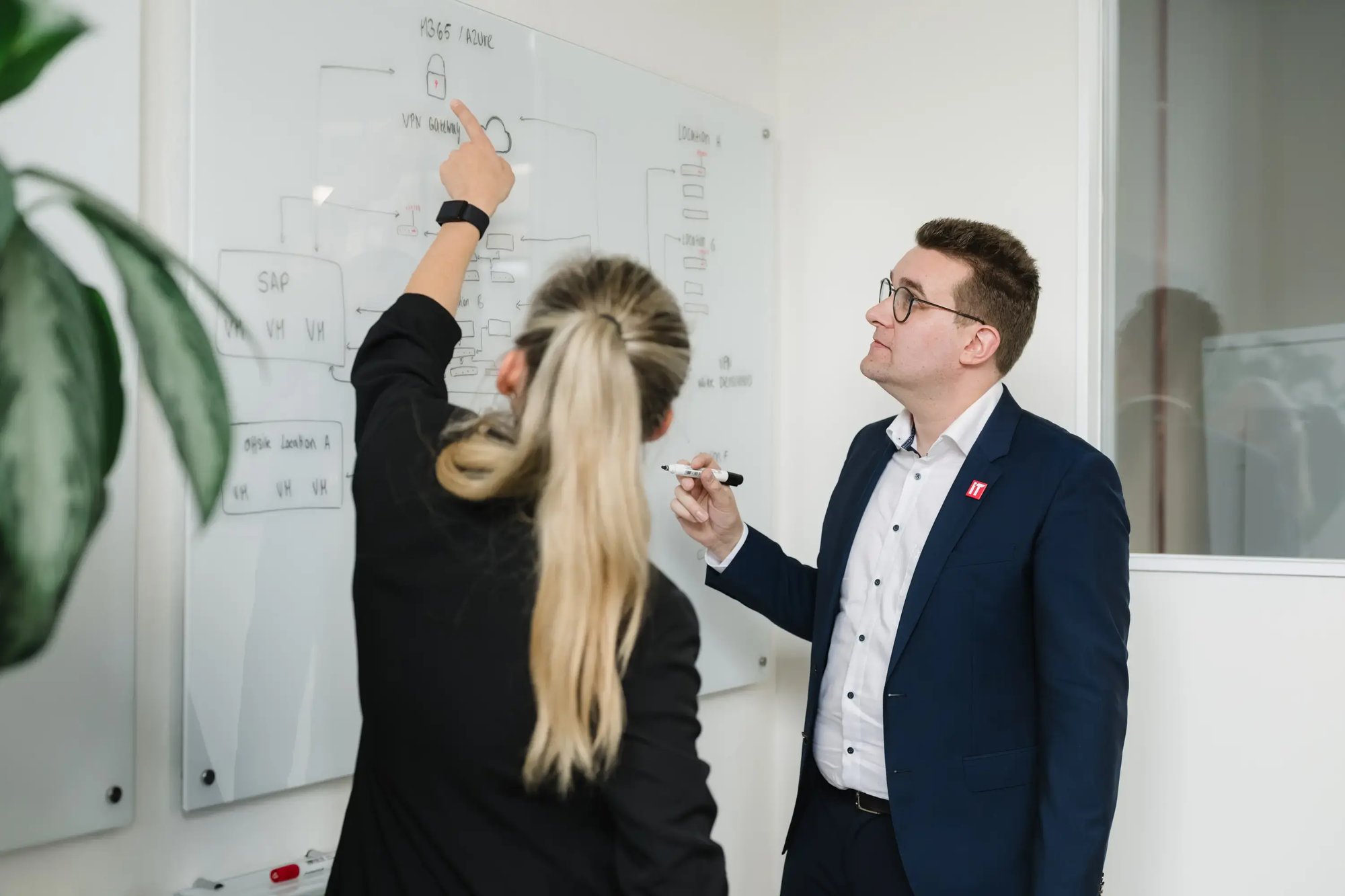 Zwei IT-Profis bei der Planung einer Infrastruktur