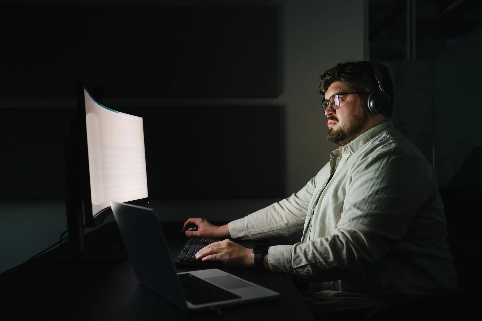 Ein IT-Mitarbeiter während der Rufbereitschaft