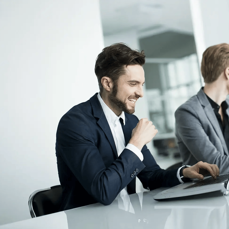 Ein Manager betrachtet zufrieden seinen Laptop