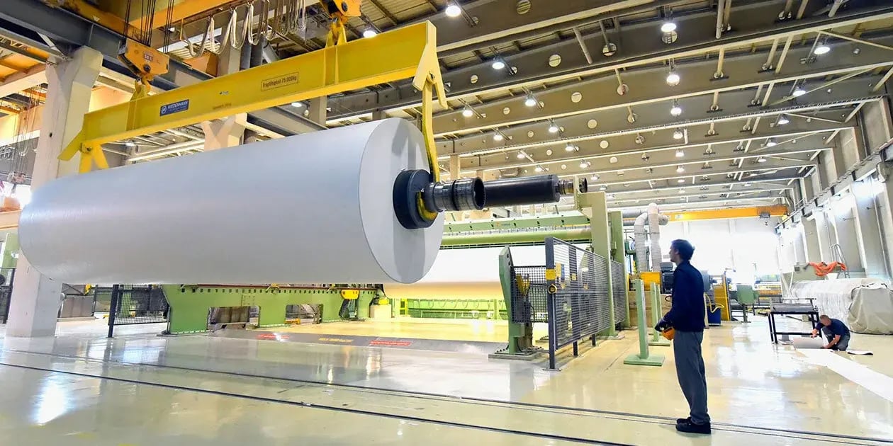 Papierrolle im Werk von Hakle