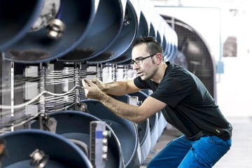 Mitarbeiter von Muckenhaupt & Nusselt prüft ein Kabel