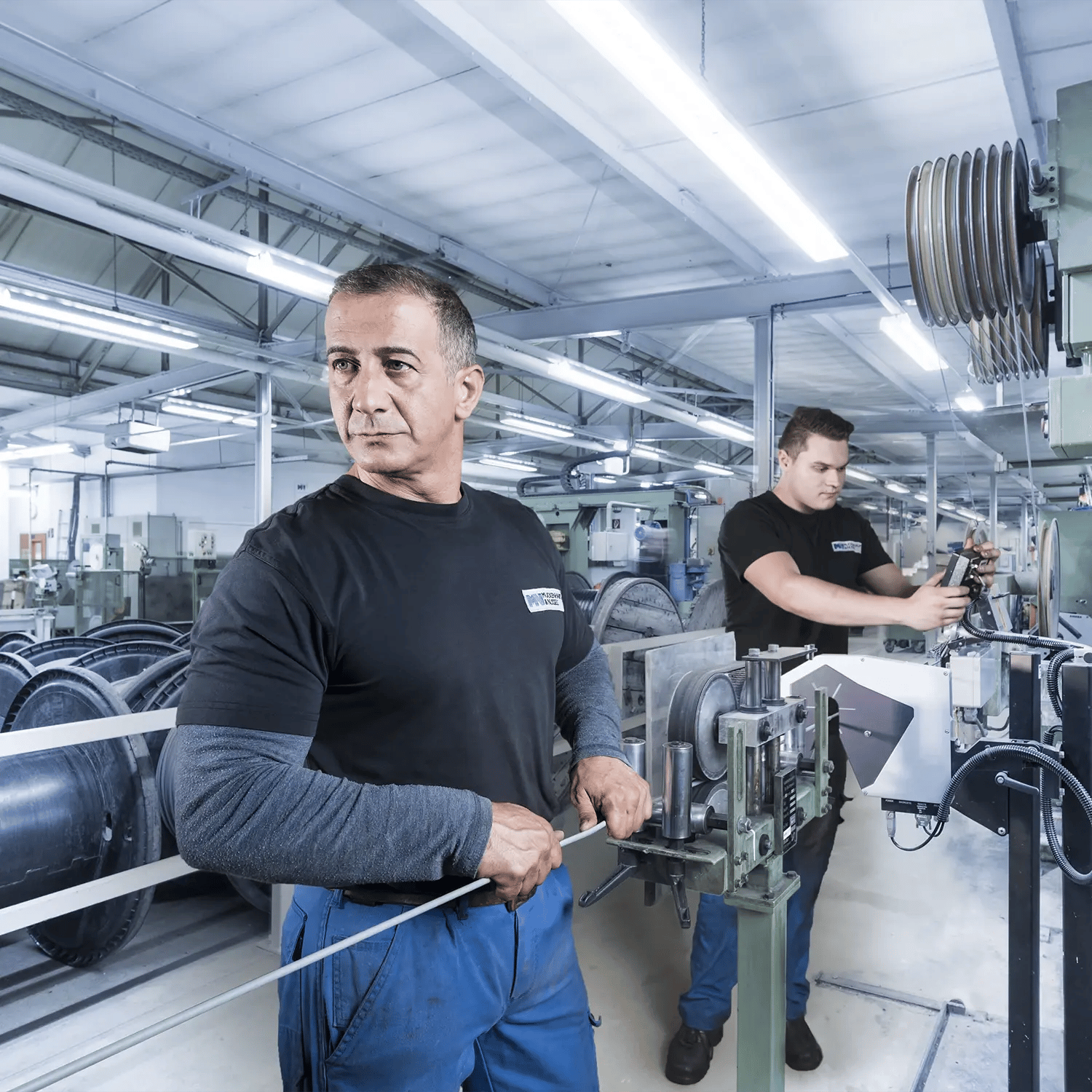 Zwei Mitarbeiter von Muckenhaupt &amp; Nusselt im Kabelwerk