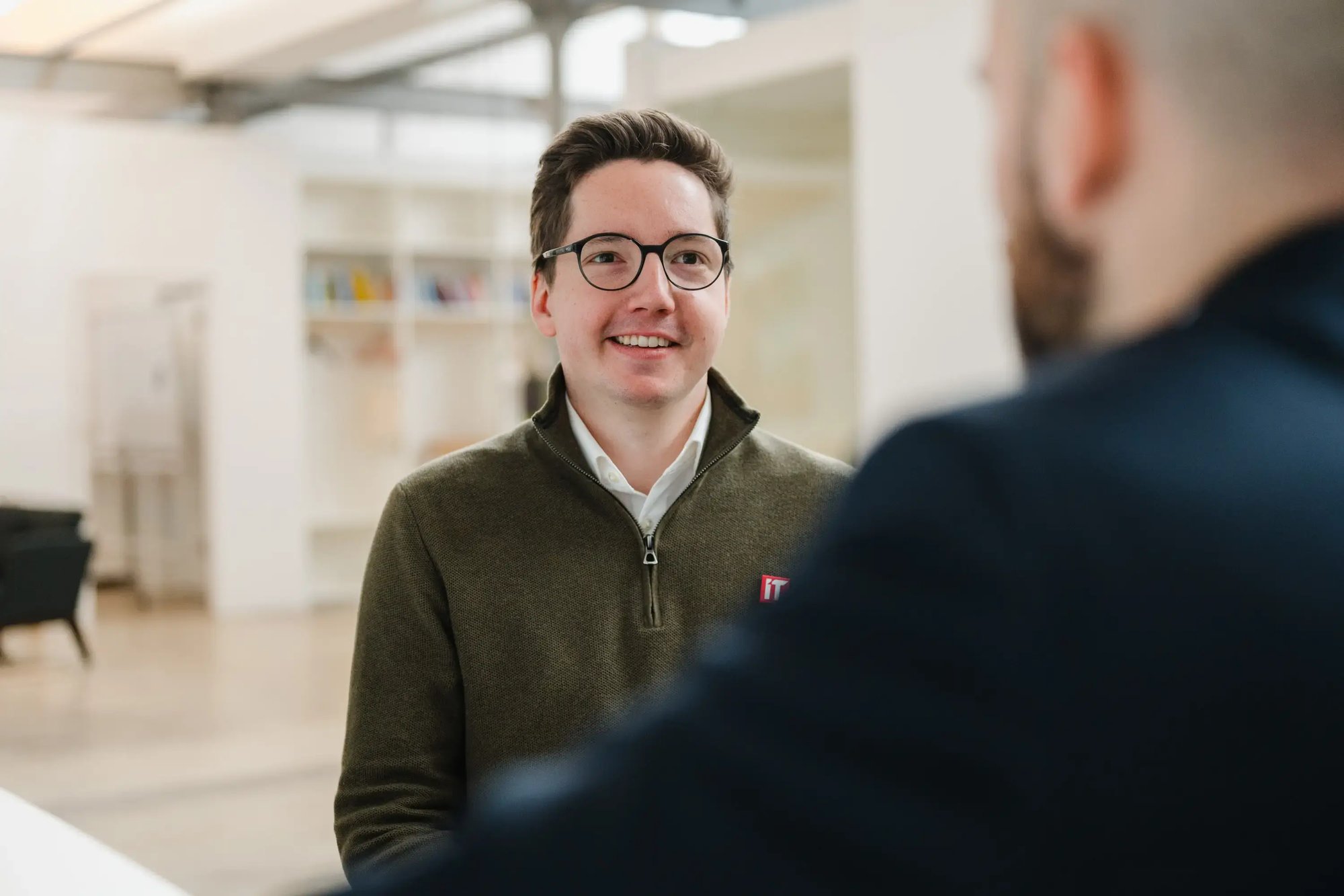 Ein IT-Techniker hört aufmerksam zu