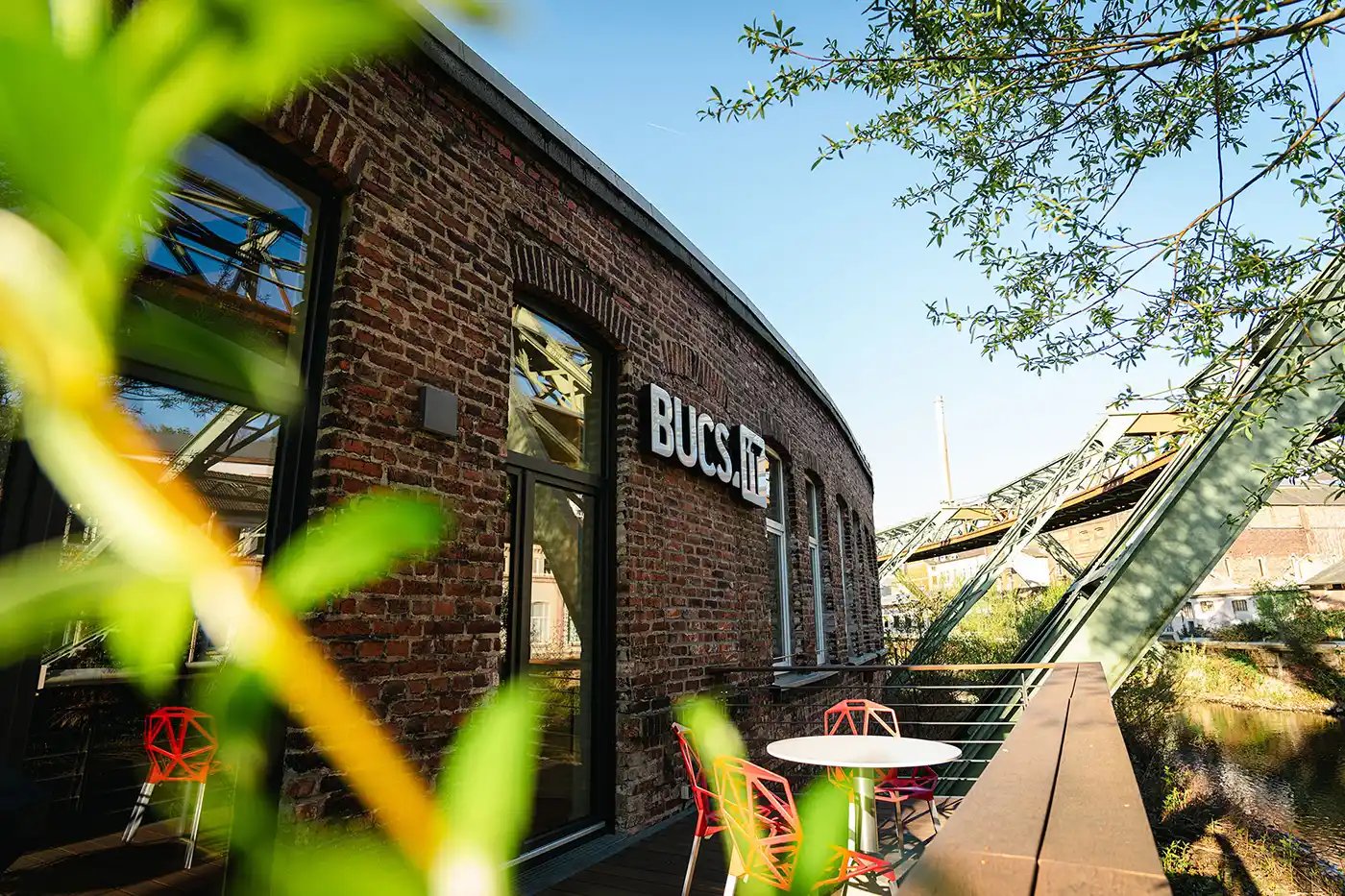 Die Alte Weberei von der Wupper aus betrachtet