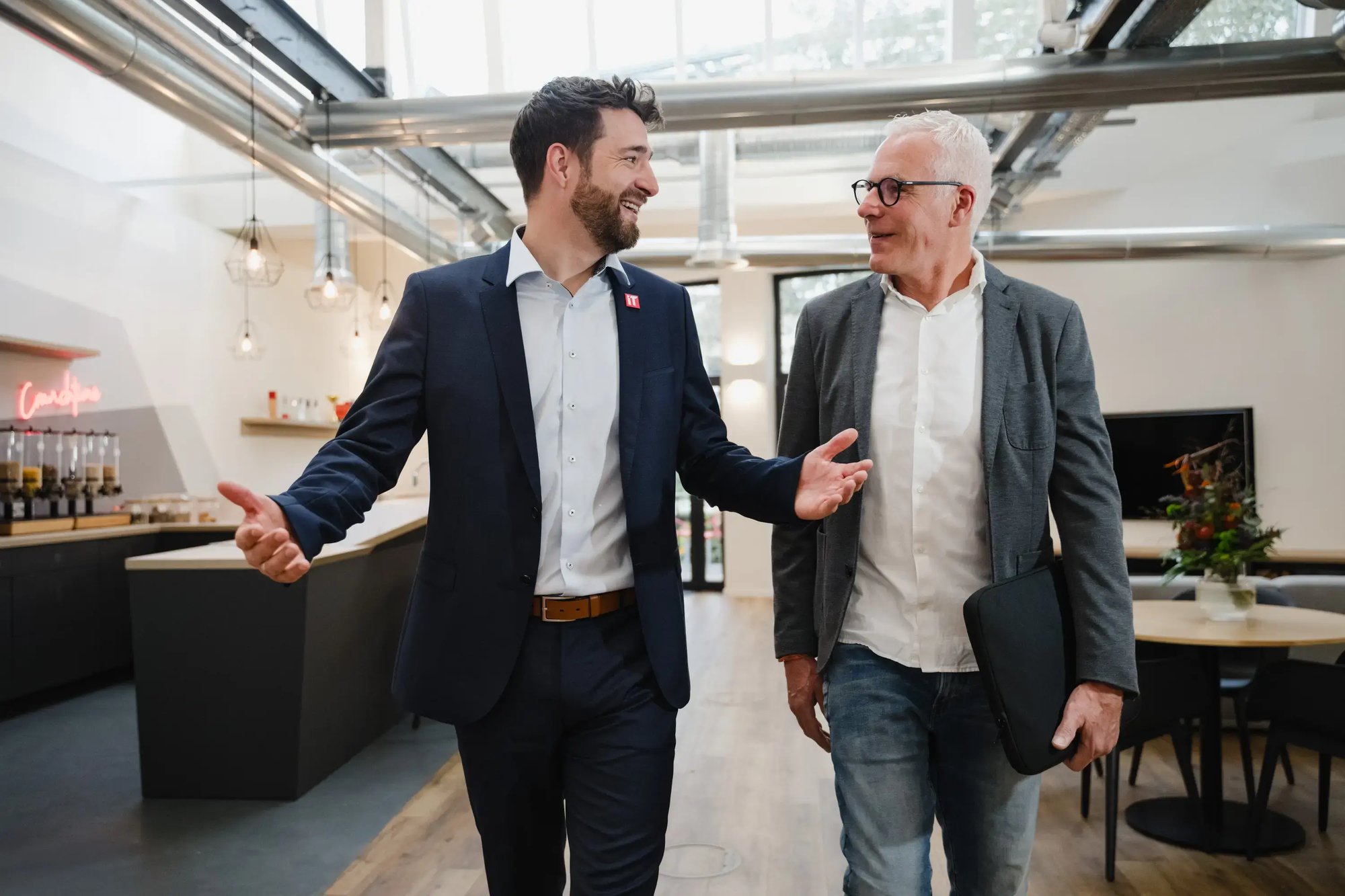 Ein IT-Experte berät einen mittelständischen Unternehmer