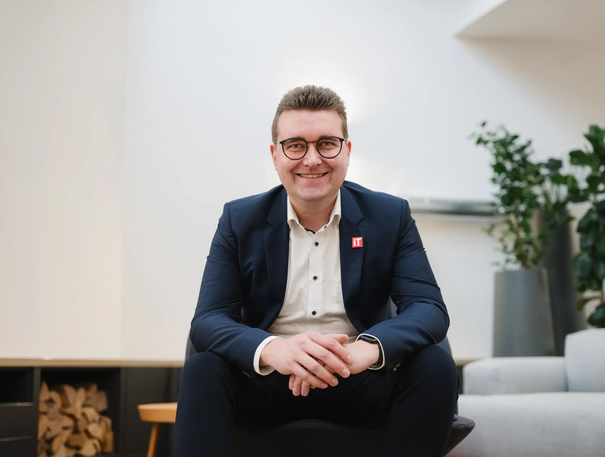 Ein freundlicher Mann blickt in die Kamera