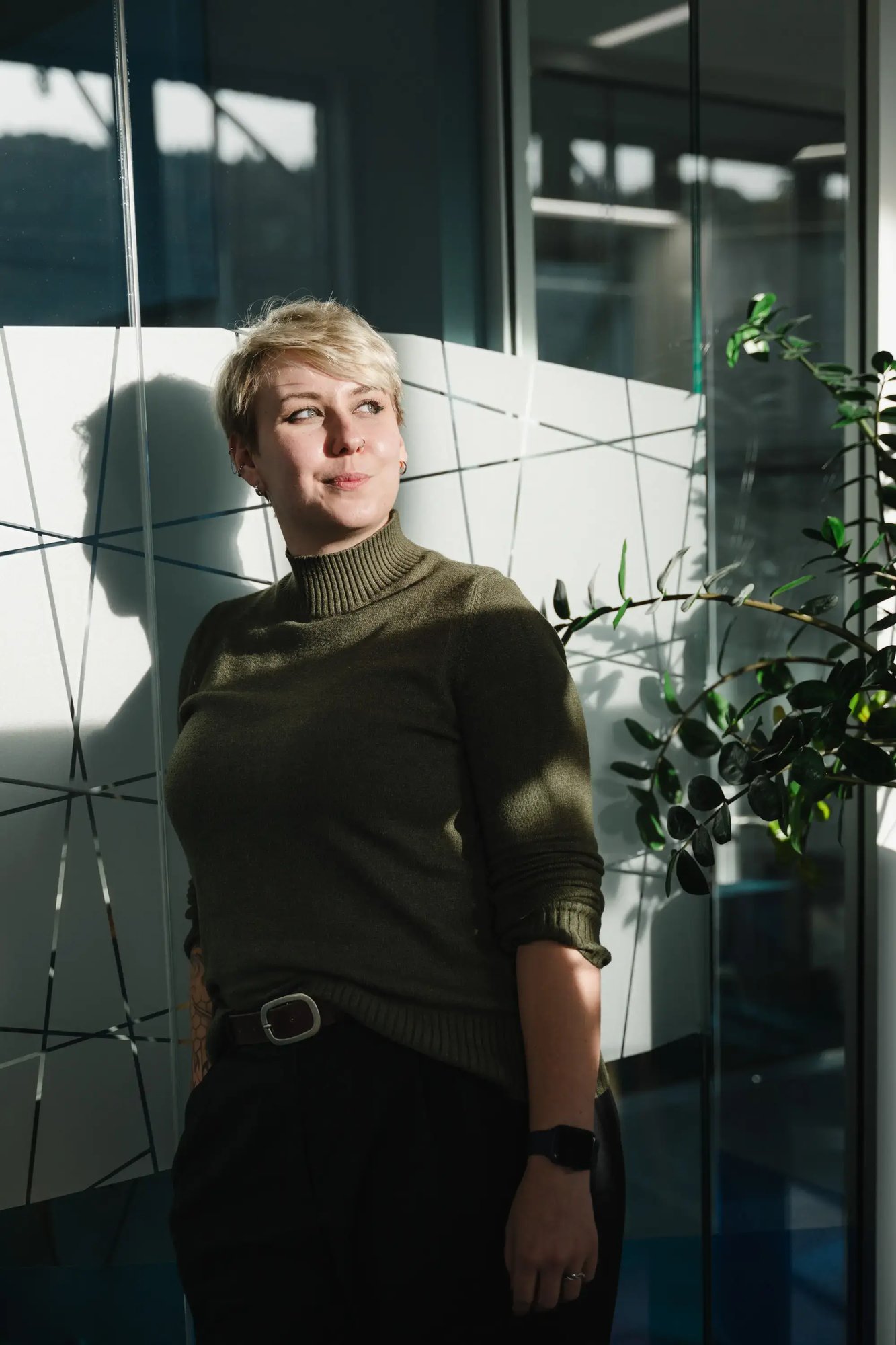 Eine IT-Expertin schaut fokussiert ins Sonnenlicht