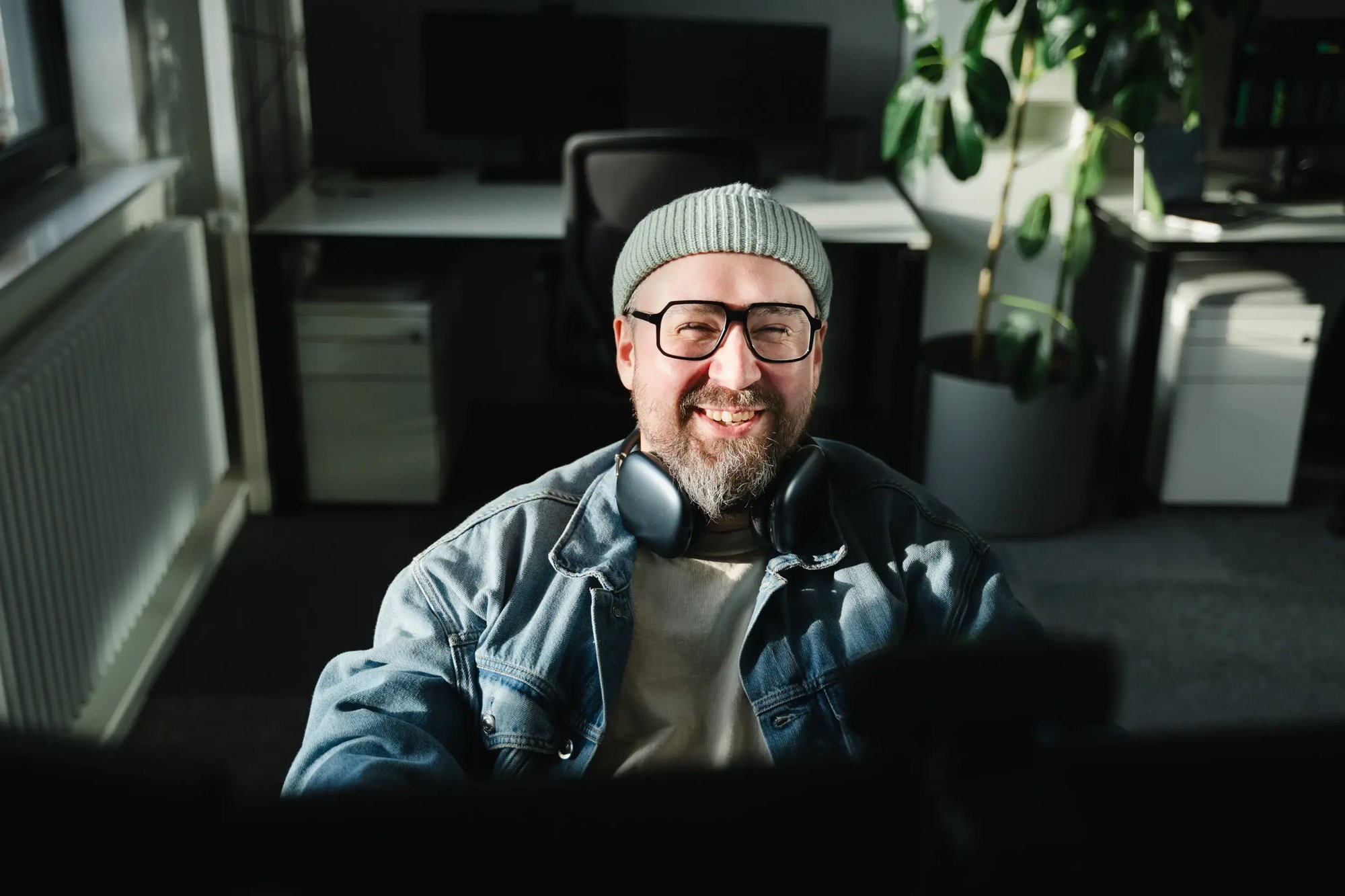 IT-Experte lächelt in die Abendsonne