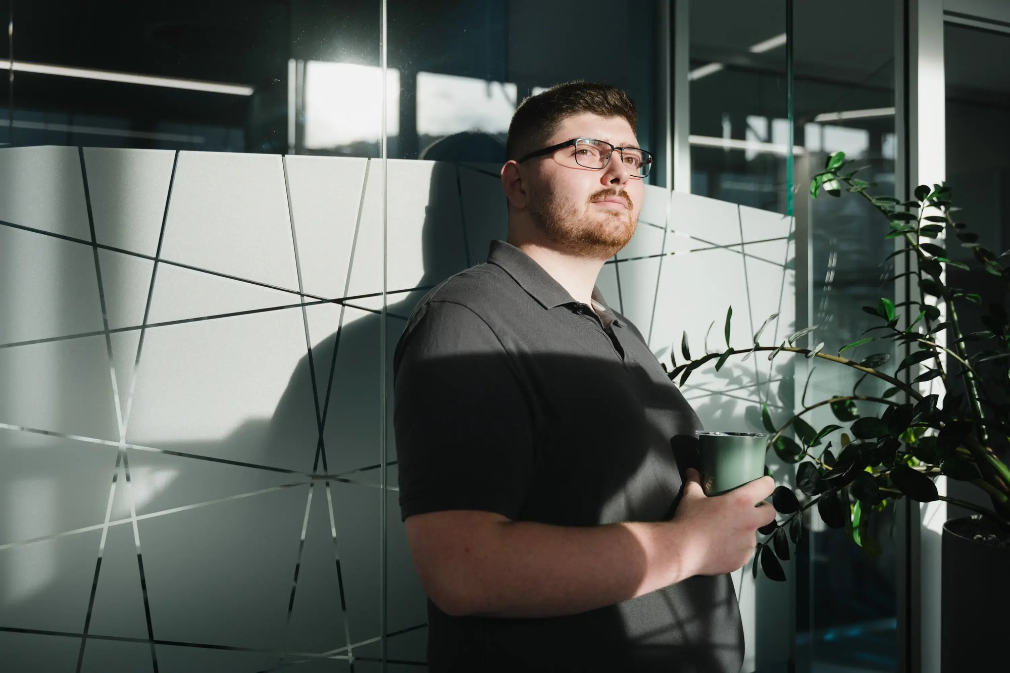 IT-Techniker macht eine Kaffeepause