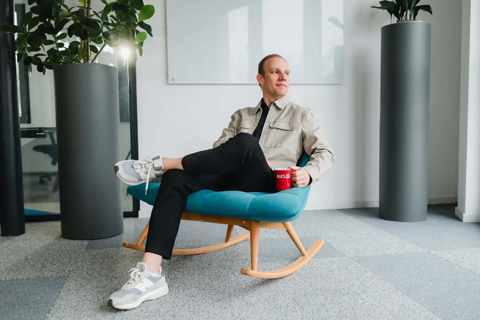 IT-Experte sitzt entspannt in einem Sessel