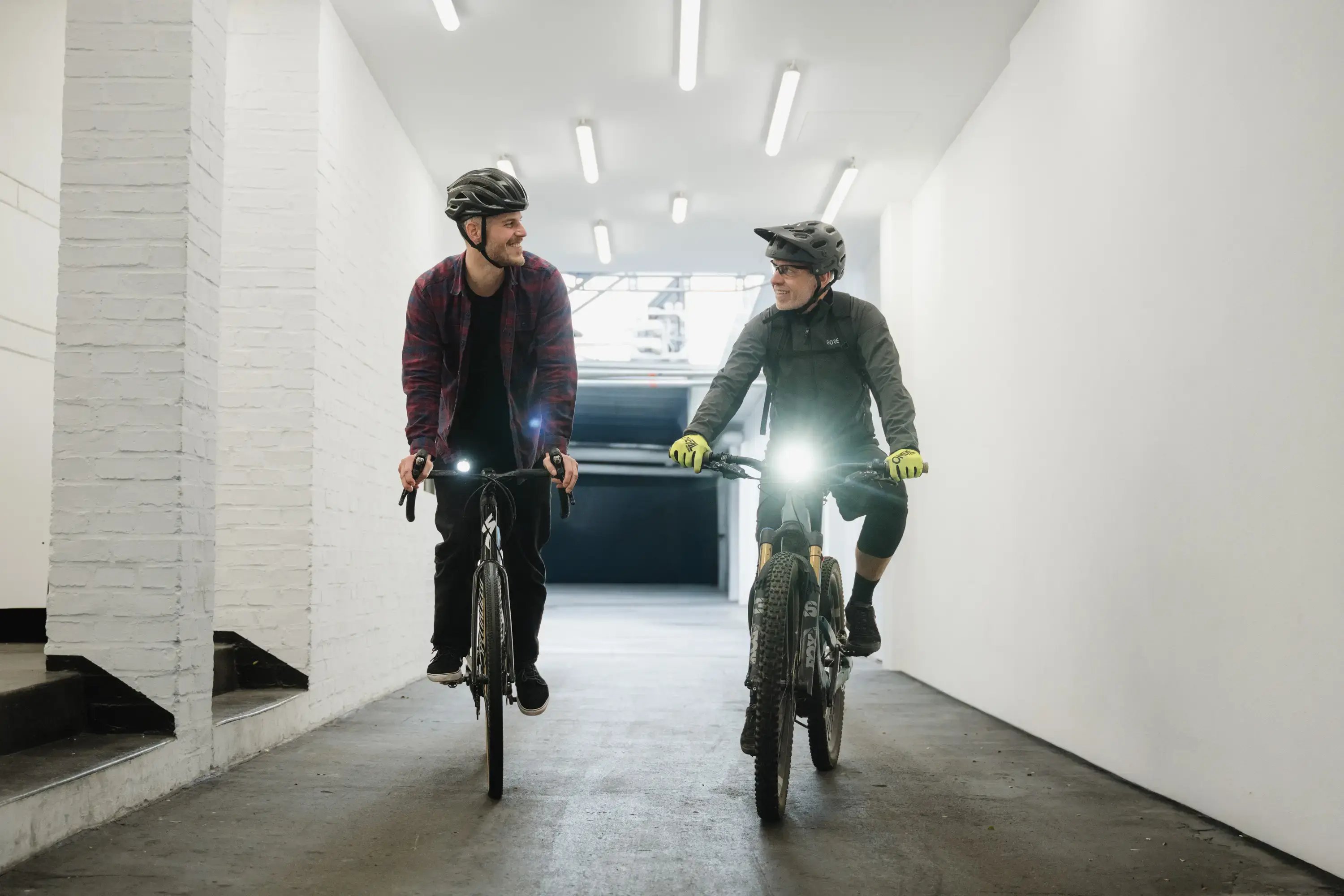 Zwei Männer fahren mit Fahrrädern