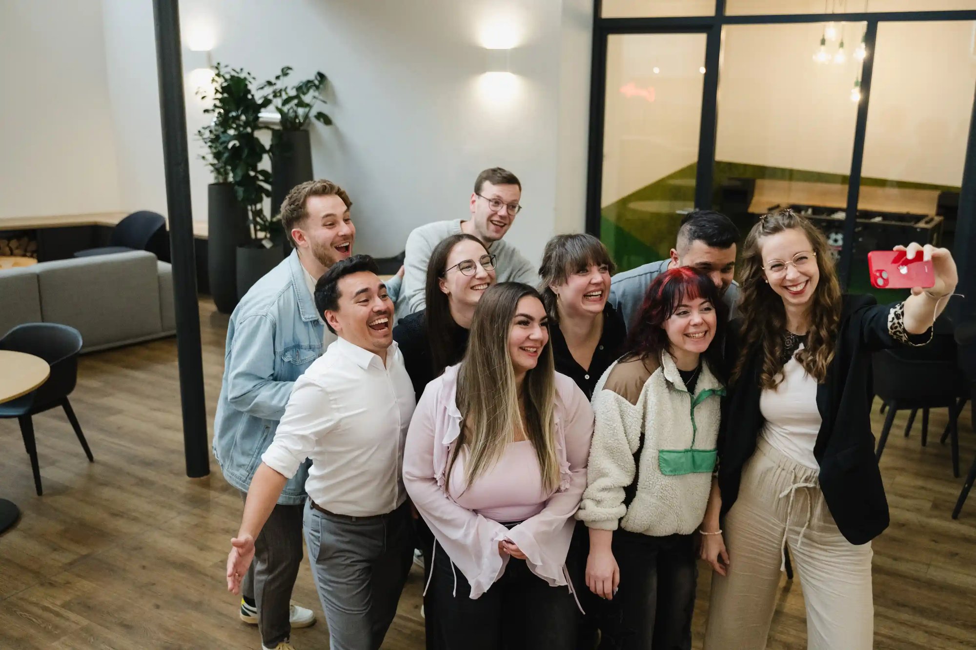 Eine Gruppe fröhlicher Menschen macht ein Selfie