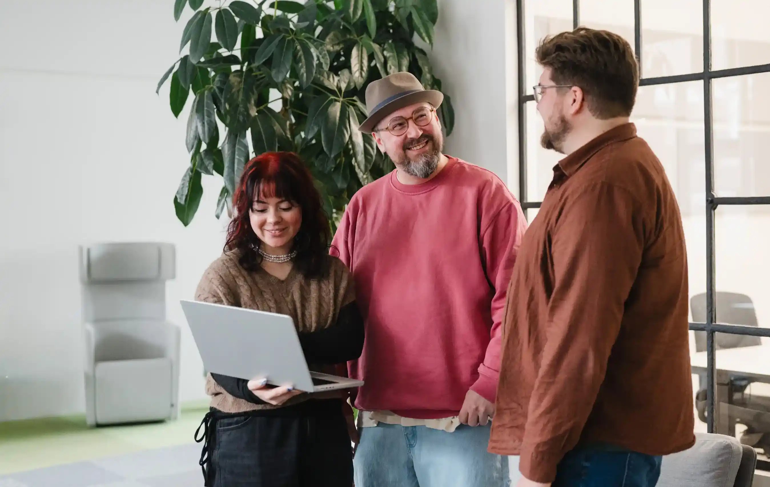 Drei IT-Profis im lockeren Austausch