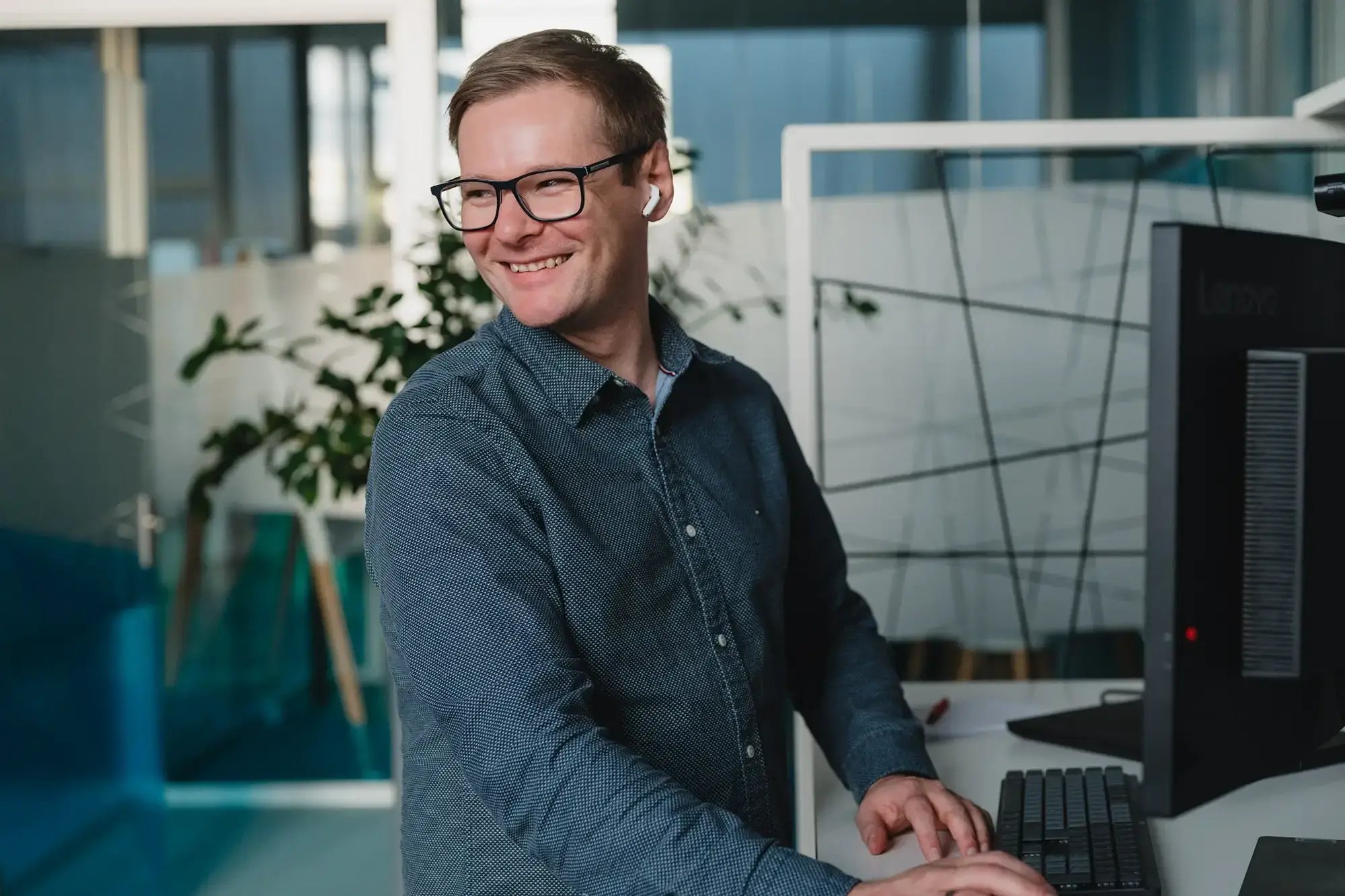 IT-Techniker freut sich 