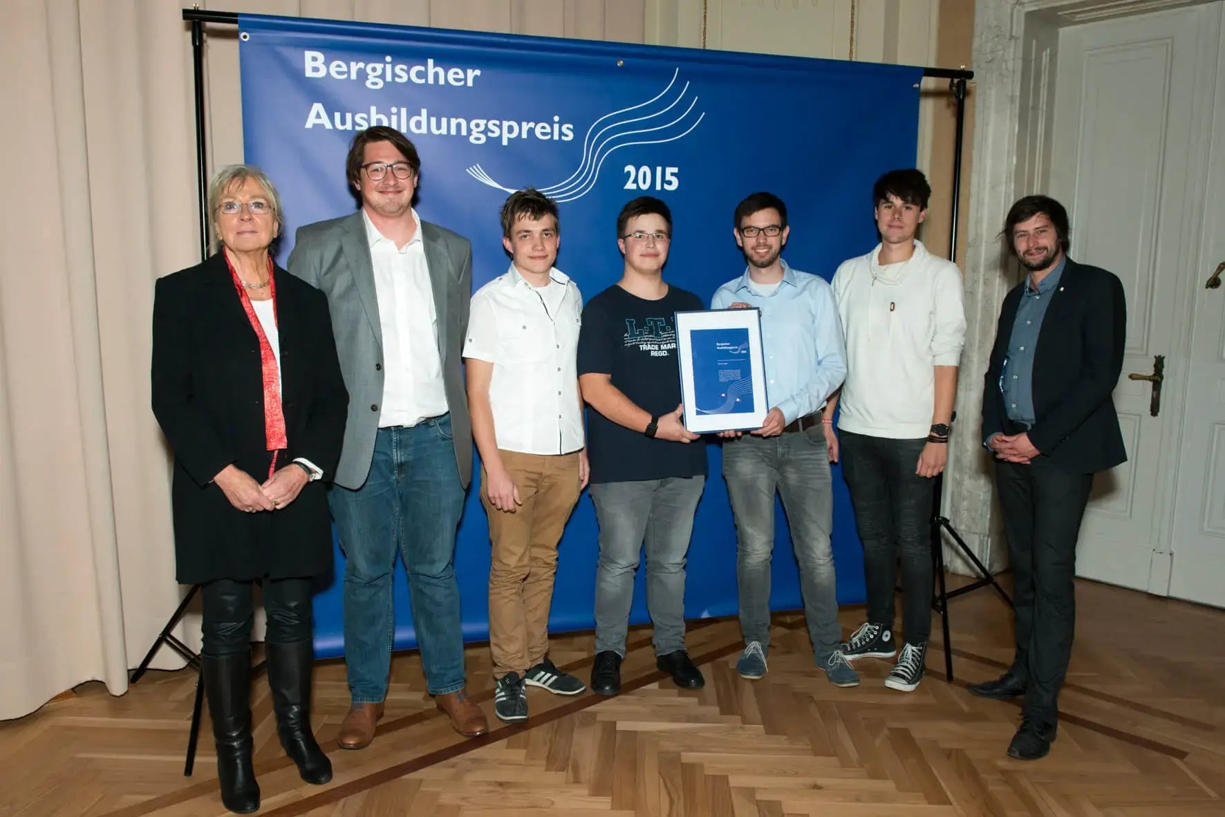 Gruppenfoto zur Verleihung des Bergischen Ausbildungspreises