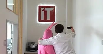 Zwei Menschen machen ein Foto